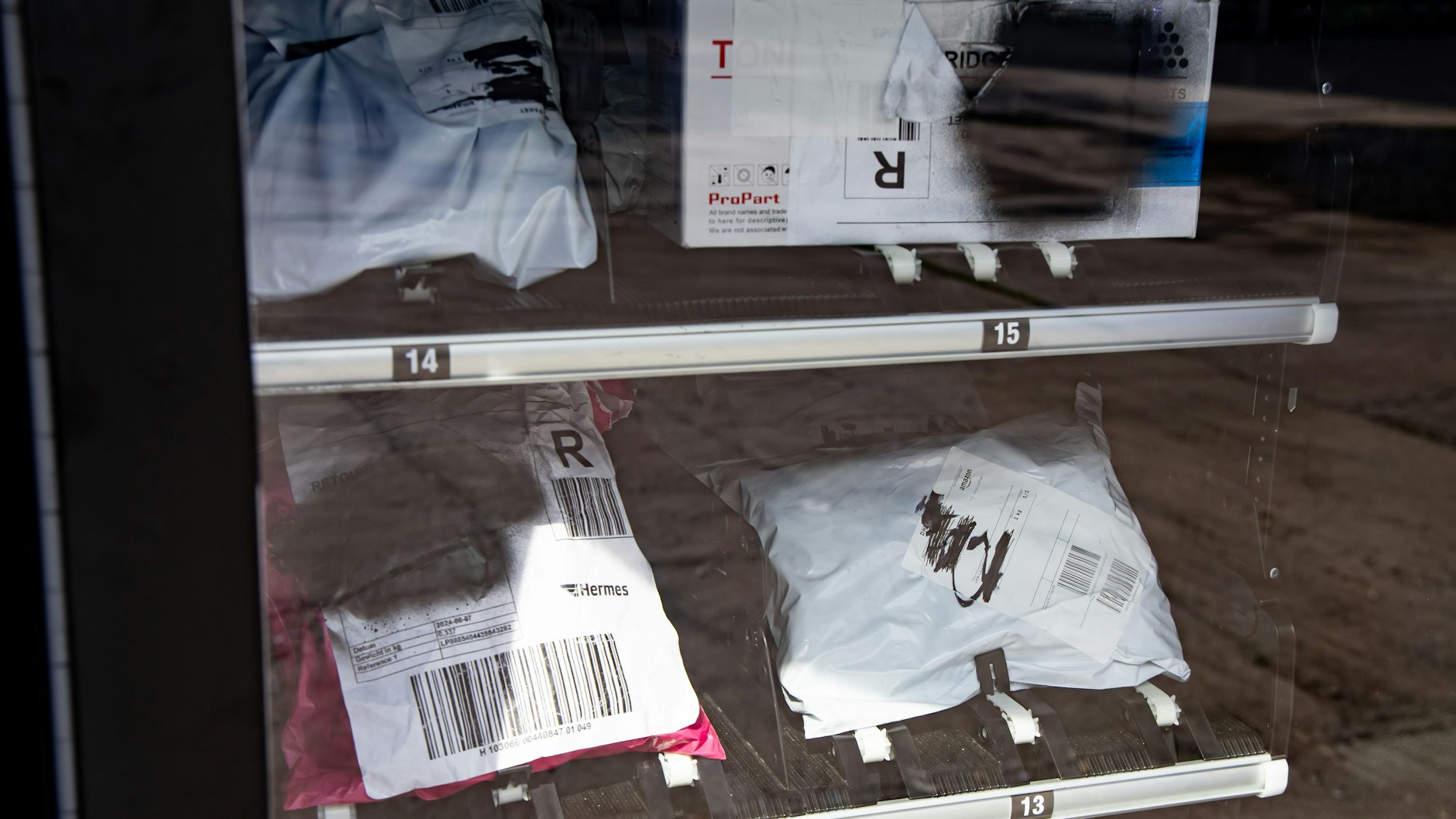 Die mysteriösen Pakete im „Secret Packs“-Automaten sind mit Farbe bearbeitet, damit niemand Absender und Empfänger lesen kann.