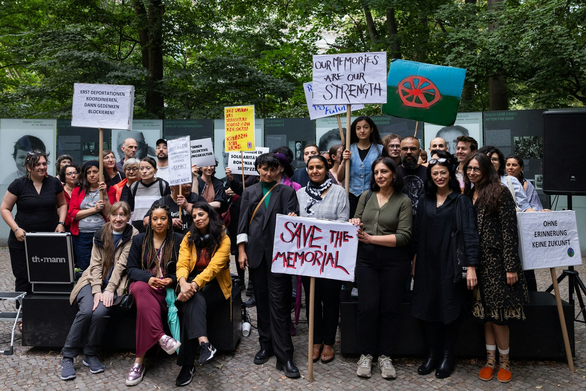 Protest für den Erhalt des Denkmals für die Sinti und Roma. Die Demonstranten sehen diesen Gedenkort durch das Bauvorhaben der Deutschen Bahn als bedroht.