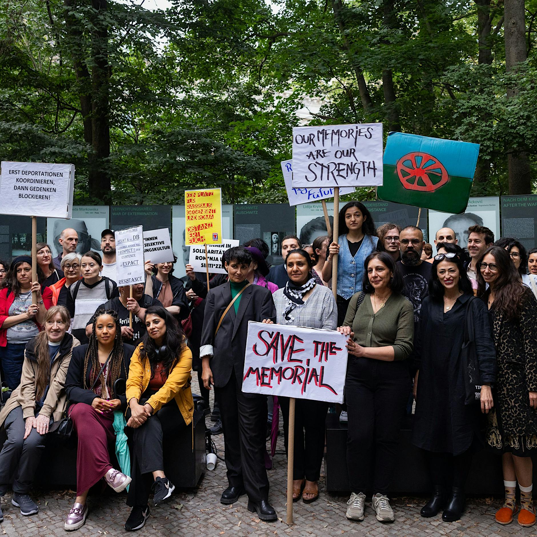 Protest gegen S-Bahn-Tunnel unter Denkmal für ermordete Sinti und Roma in Berlin