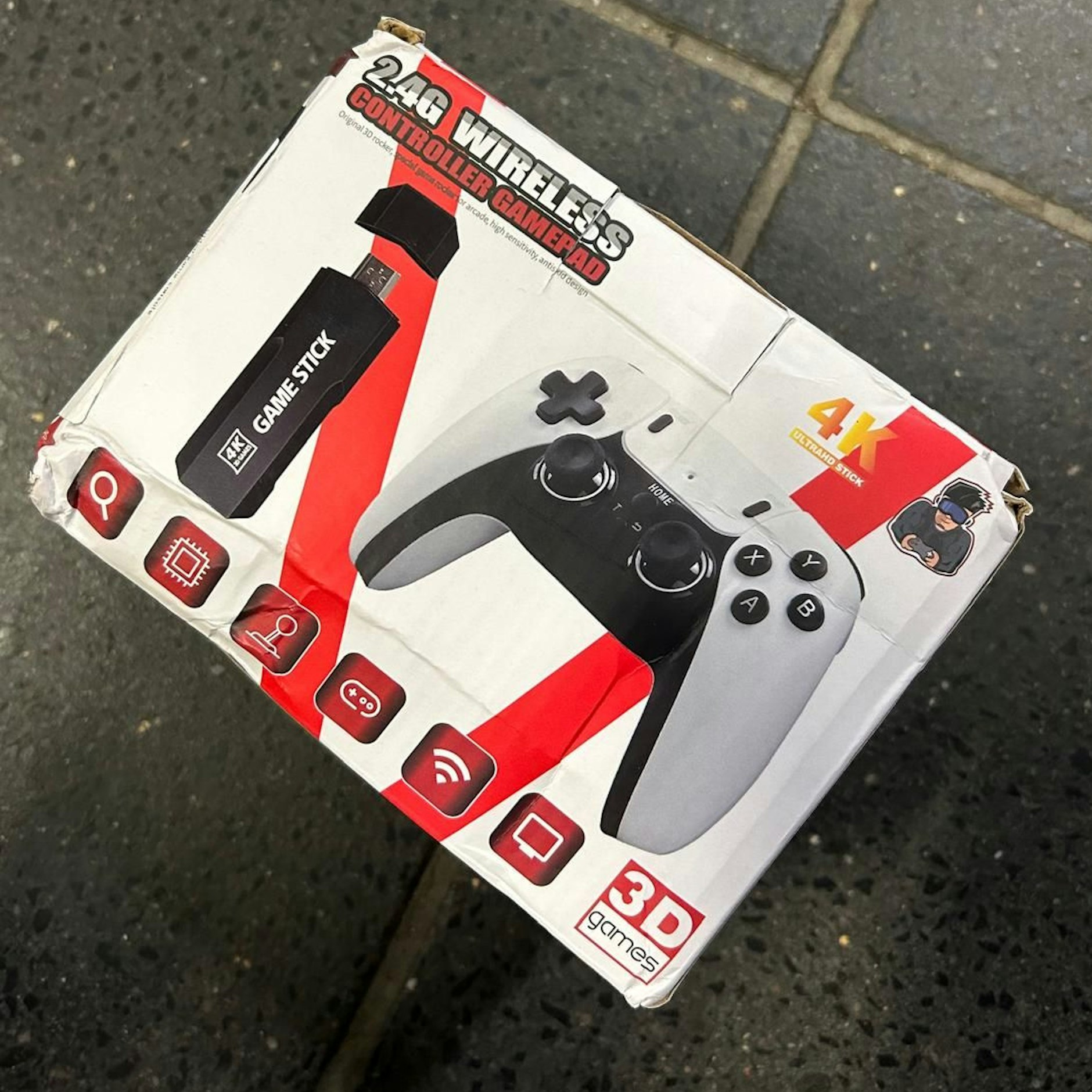 Eine Freundin hat einen Spiele-Controller aus dem Secret Packs-Automaten auf dem RAW-Gelände gezogen.