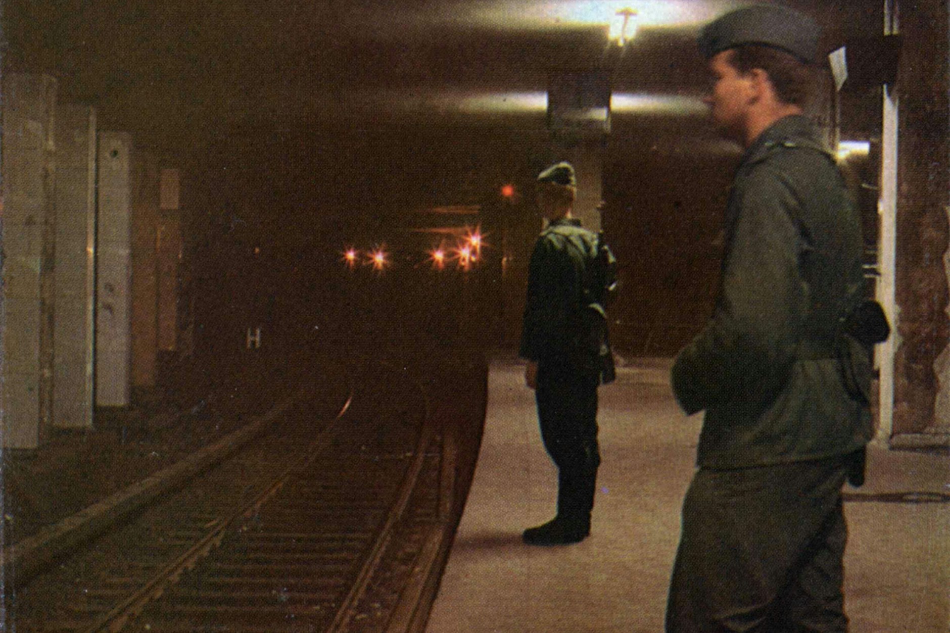 Geisterbahnhof Potsdamer Platz: Grenzsoldaten der NVA stehen in dem S-Bahnhof auf Wacht. Von 1961 an fahren die S-Bahn-Züge ohne Halt durch. Erst 1992 wird die Station wiedereröffnet.