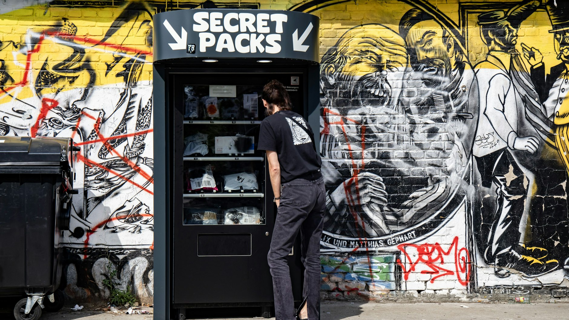 Wer traut sich? Der „Secret Packs“-Automat auf dem RAW-Gelände ist auch eine Art Glücksspiel.