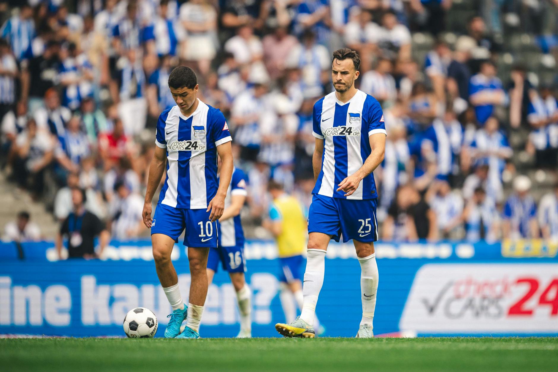 Ibrahim Maza (l.) und Haris Tabakovic sind bedient. Hertha vermasselt den Saisonauftakt mit 1:2 gegen Paderborn im Olympiastadion.