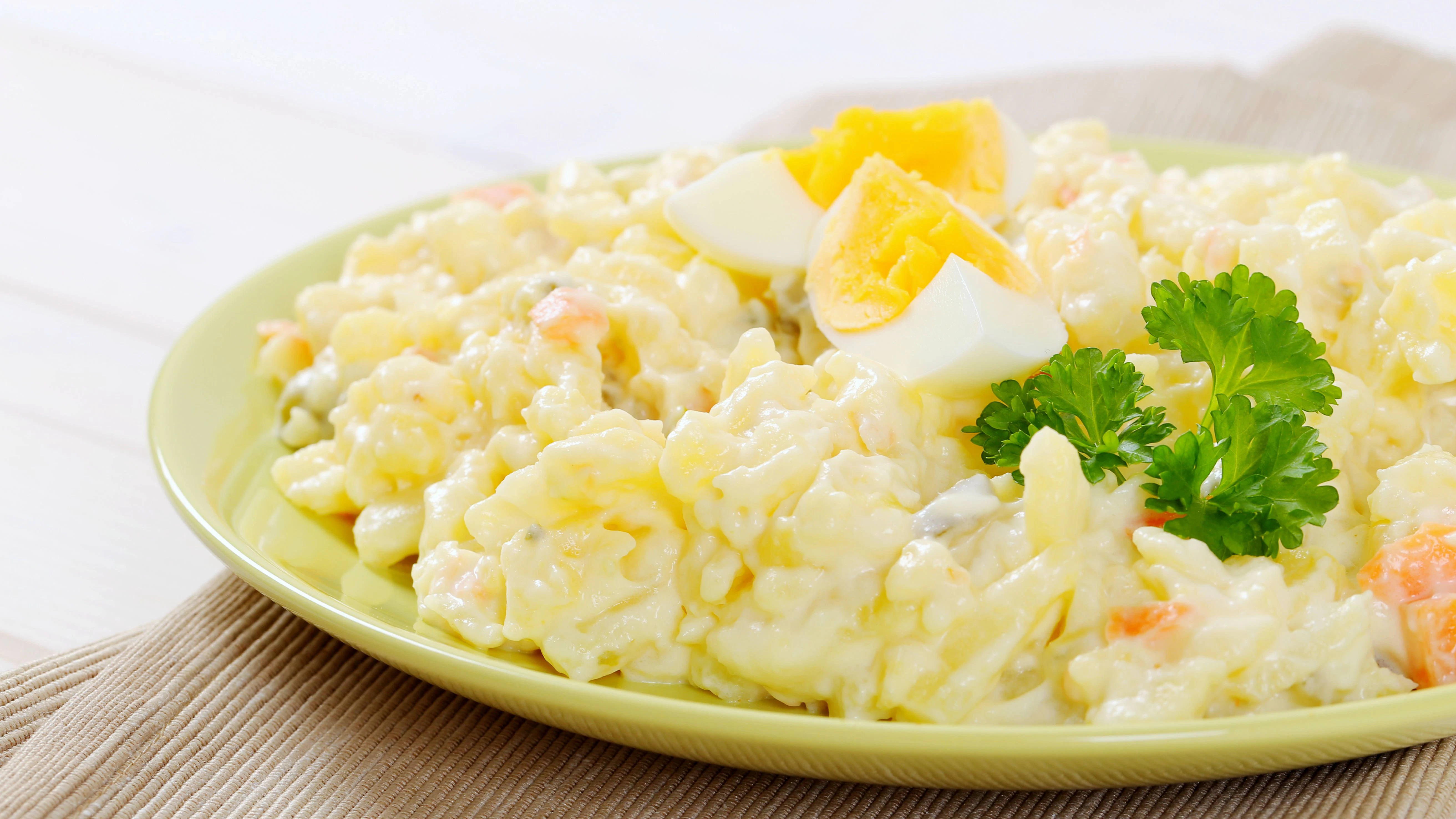 7-Tassen-Salat ist ein besonderer Kartoffelsalat, der ganz einfach zubereitet ist – und die Zutaten für das Rezept können Sie beliebig austauschen!