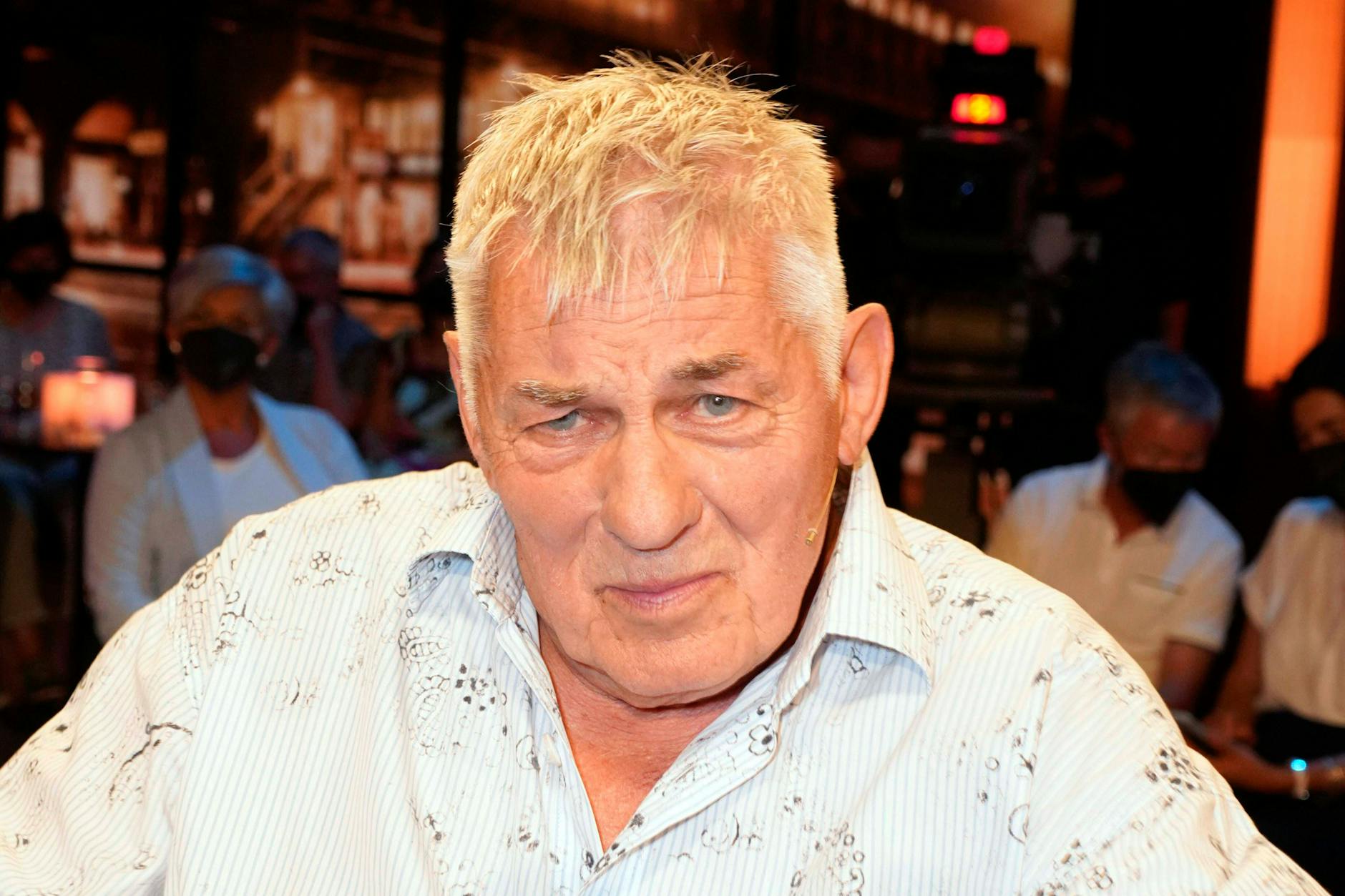 Heinz Hoenig liegt seit Monaten im Krankenhaus, musste sogar wiederbelebt werden. Trotzdem wird auf dem Schauspiel-Star herumgetrampelt.