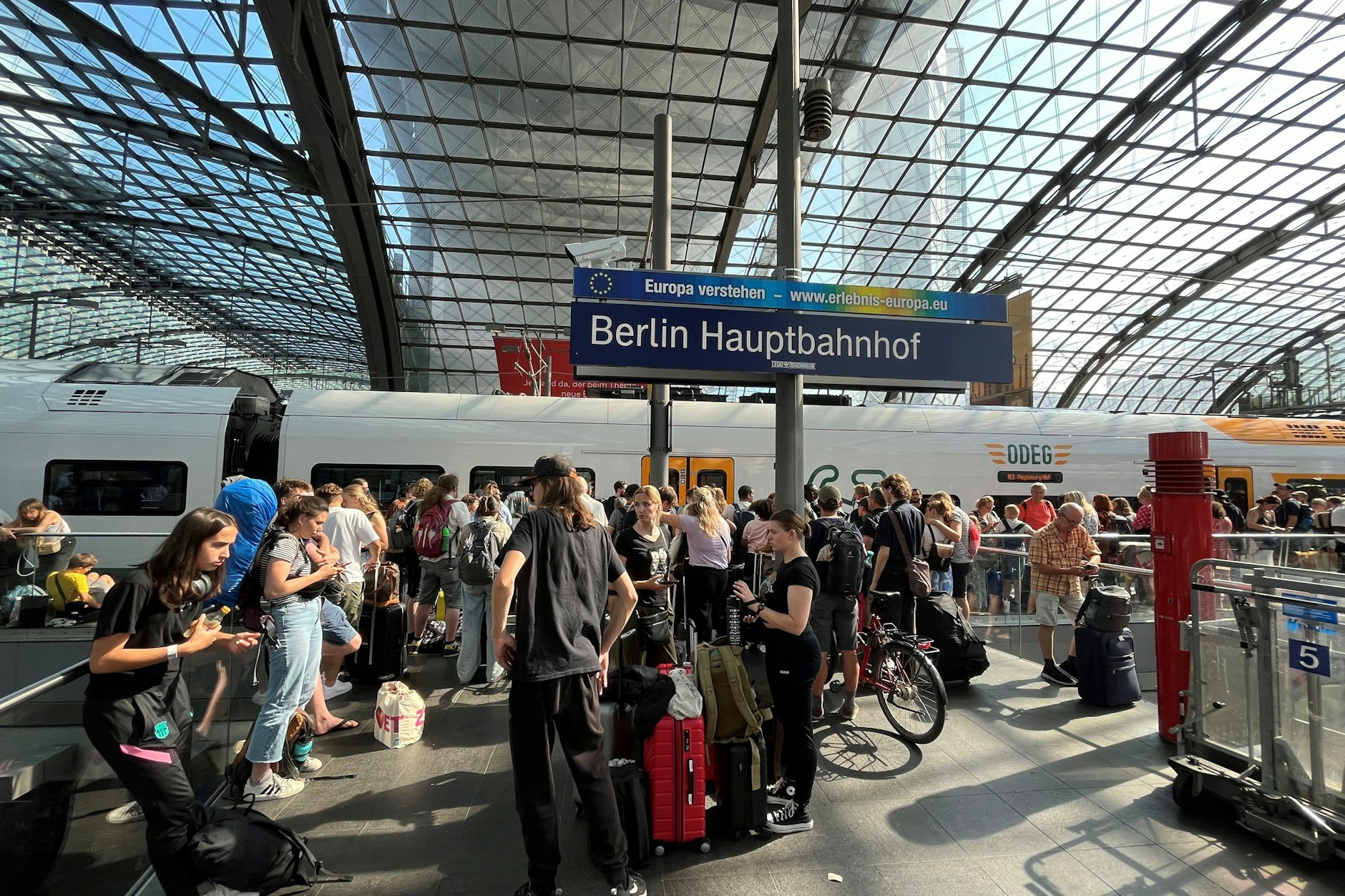 Kaum ein freier Platz auf dem Bahnsteig: Gedränge auf Gleis 13 im Berliner Hauptbahnhof.