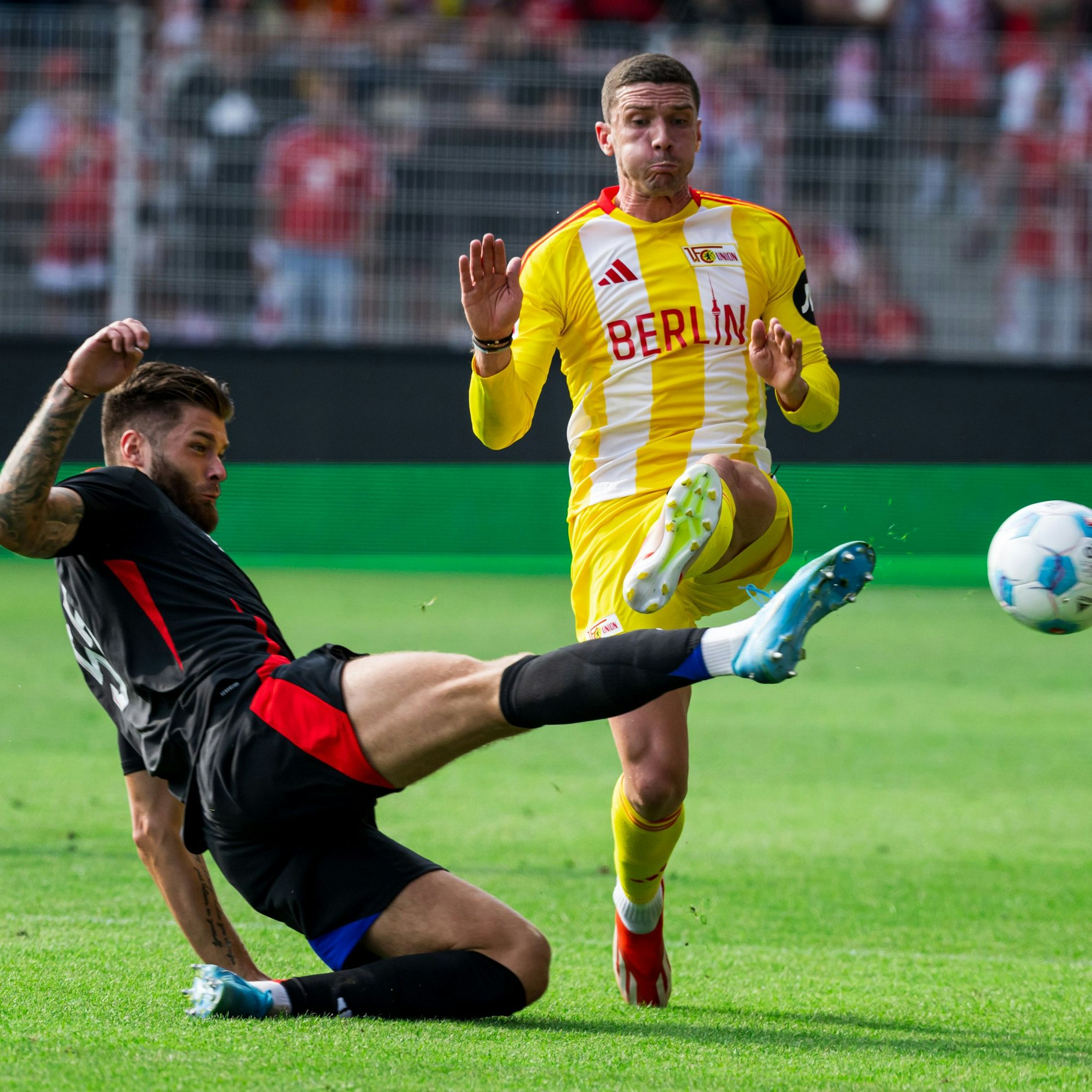 Lyons Duje Caleta-Car (l.) ist eher am Ball als Unions Robin Gosens.