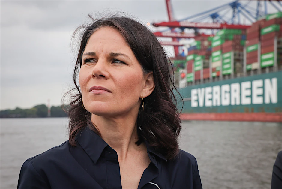Annalena Baerbock unterhält sich auf dem Heck der Barkasse „Diplomat“ bei einer Fahrt durch den Hamburger Hafen. Die Fahrt fand im Juli statt.