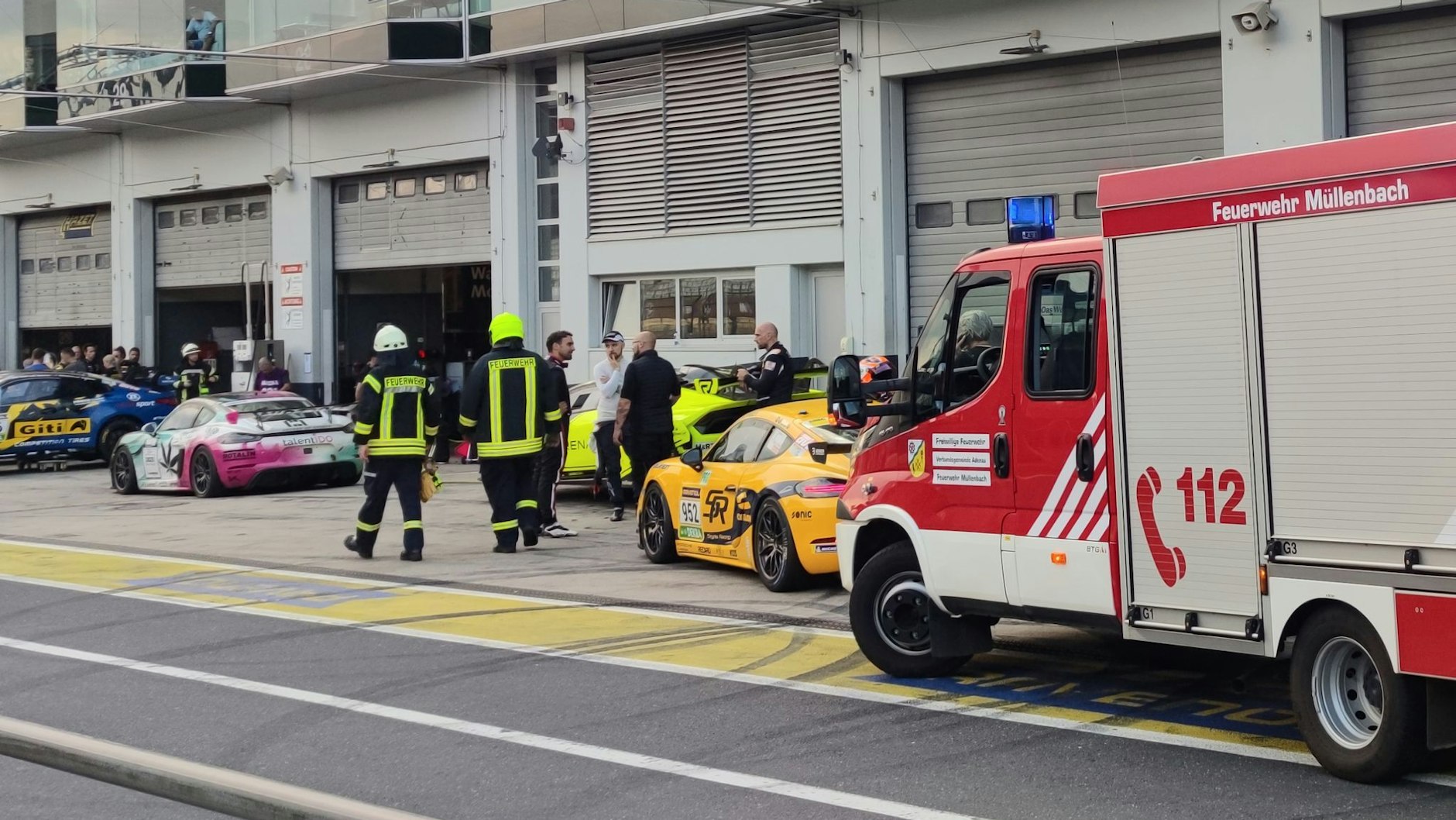 Die Rettungskräfte versorgten nach der Explosion am Nürburgring die Verletzten.