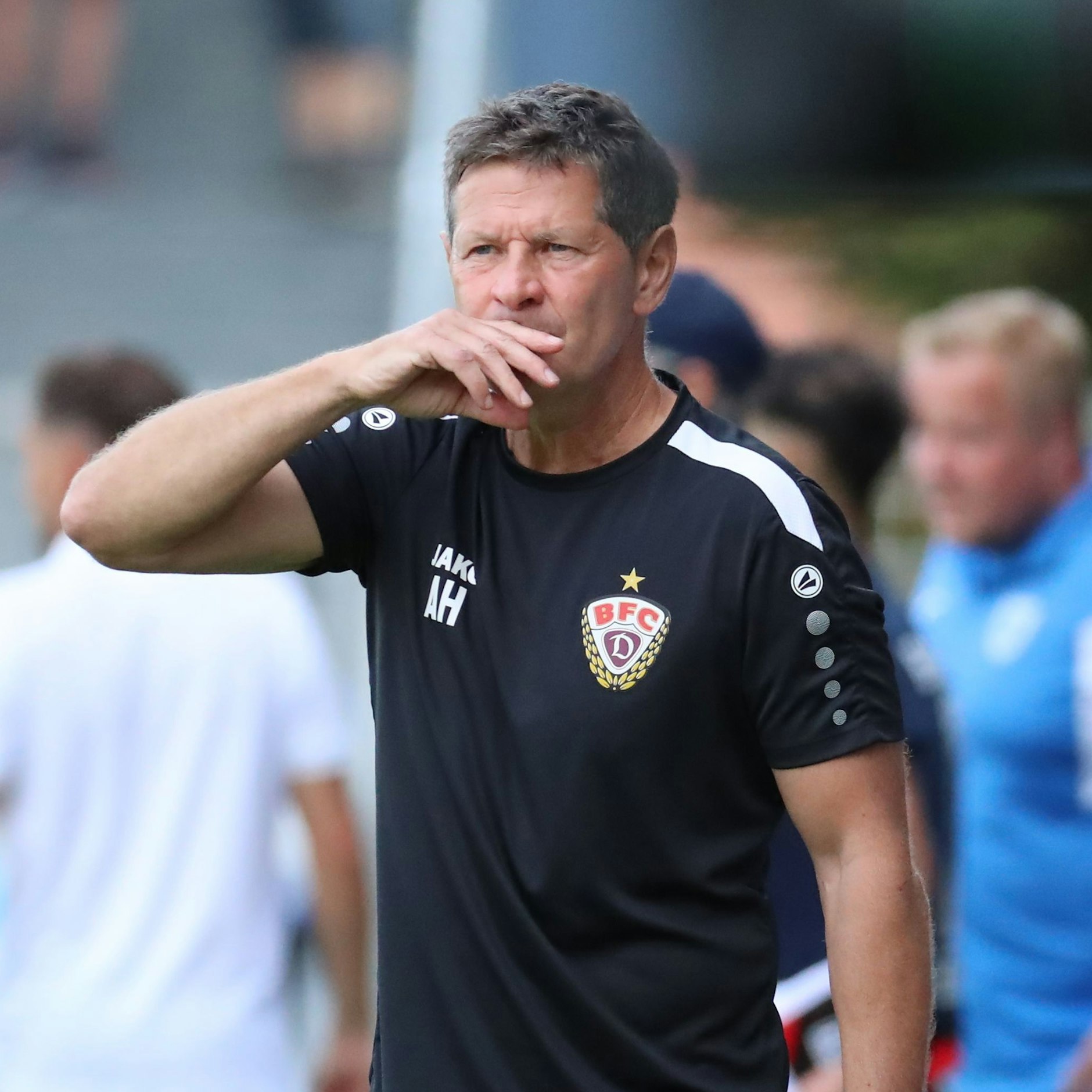 Auch Dynamo-Trainer Andraes Heraf hat am späten Gegentor in Babelsberg zu knabbern.