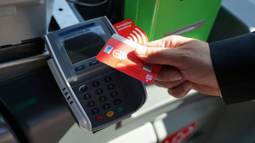 Sogar in einigen Bussen in Paderborn (NRW) funktioniert das bargeldlose Bezahlen beim Fahrer. Warum sollte das nicht auch in Berlin gehen?