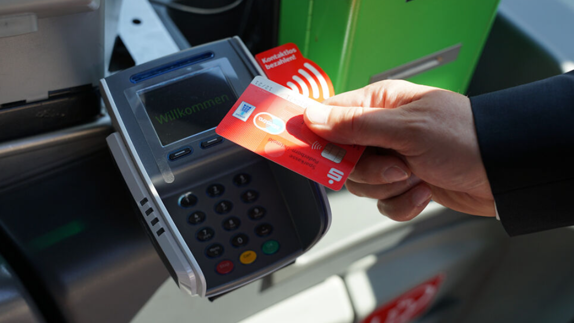 Sogar in einigen Bussen in Paderborn (NRW) funktioniert das bargeldlose Bezahlen beim Fahrer. Warum sollte das nicht auch in Berlin gehen?