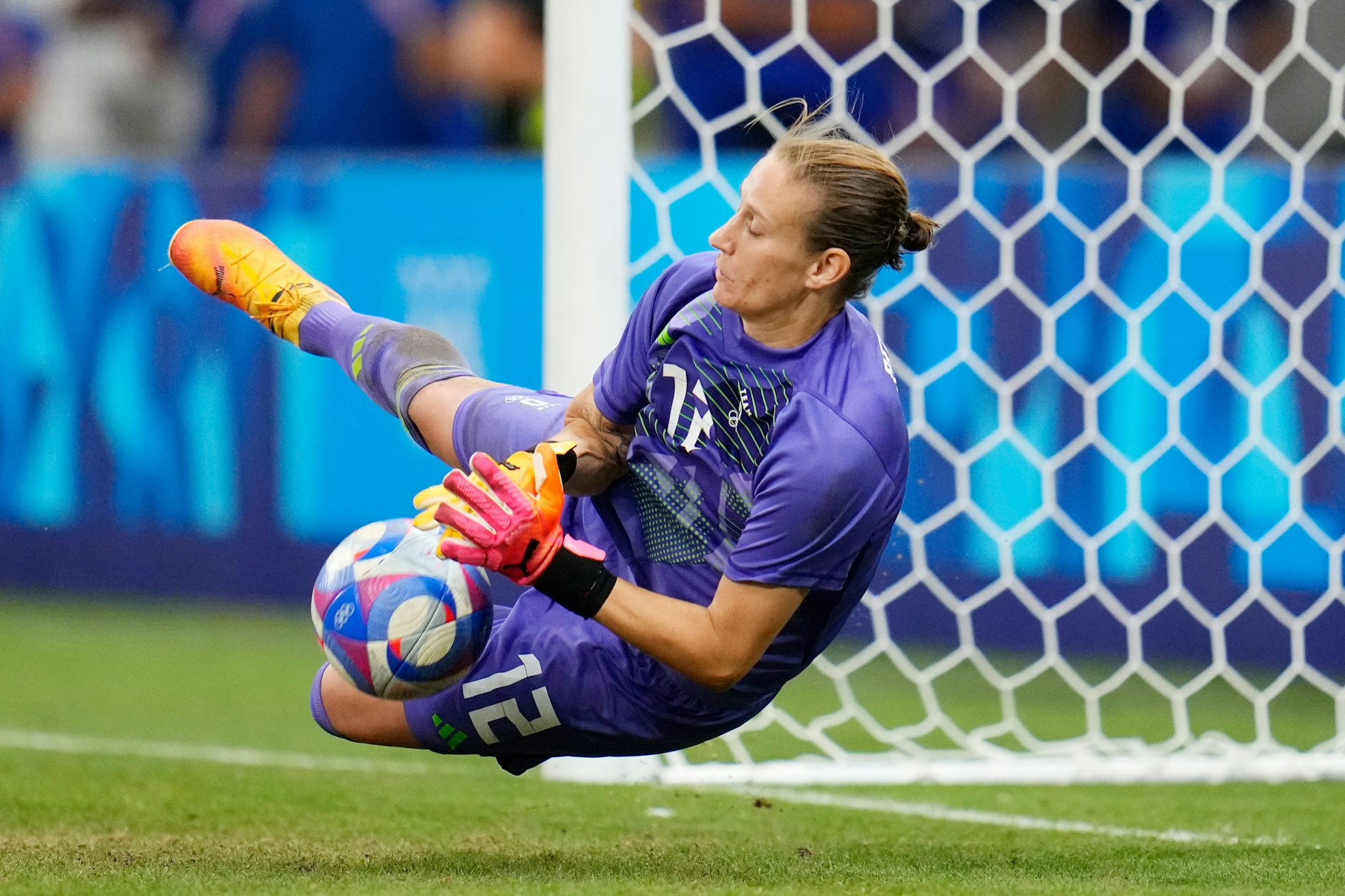 Die deutsche Torhüterin Ann-Katrin Berger pariert einen Elfmeter im Viertelfinale gegen Kanada.&nbsp;