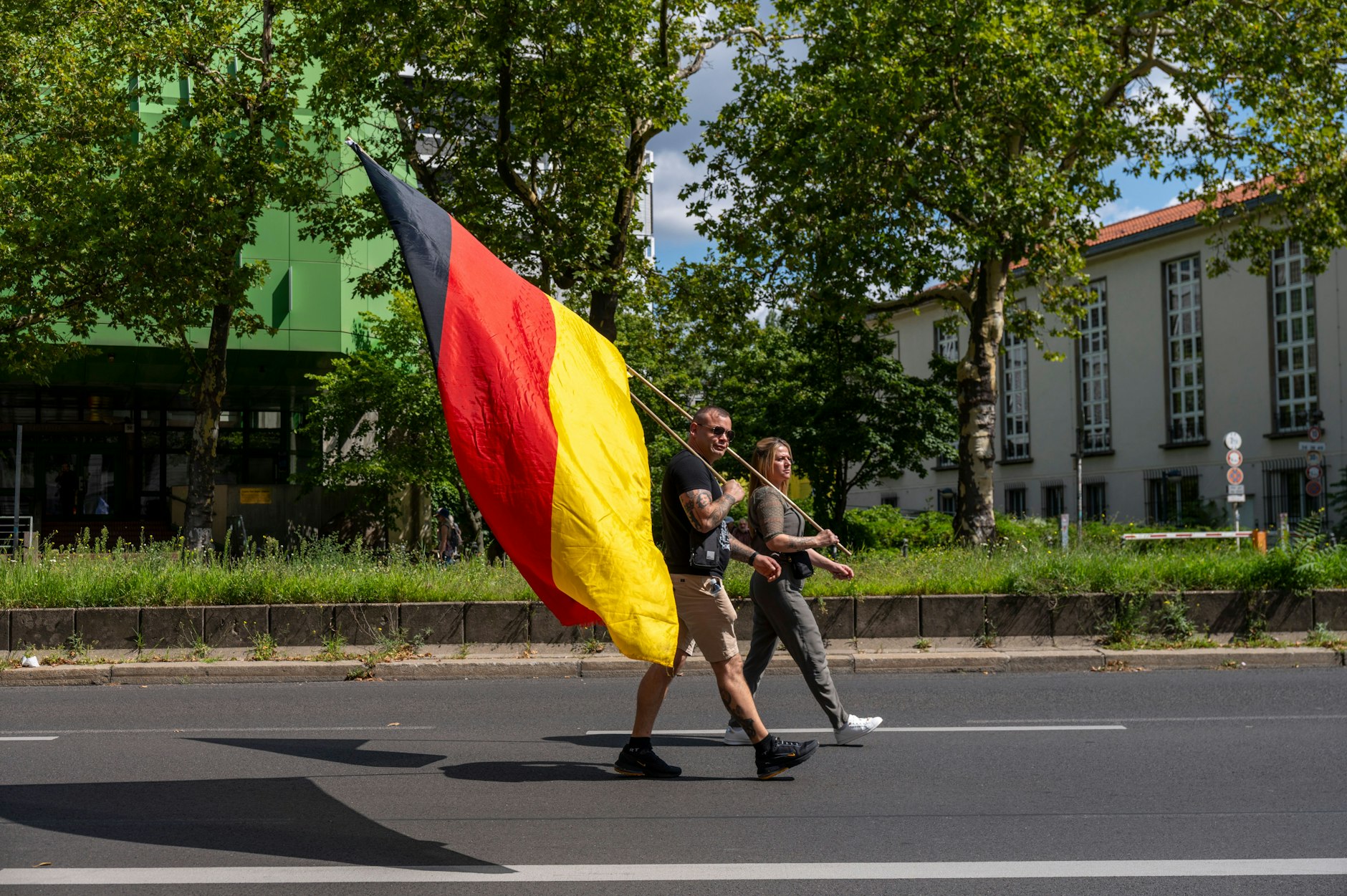 Die Zubringer-Demo startete am Ernst Reuter Platz. Viele kamen mit Deutschland-Fahnen.