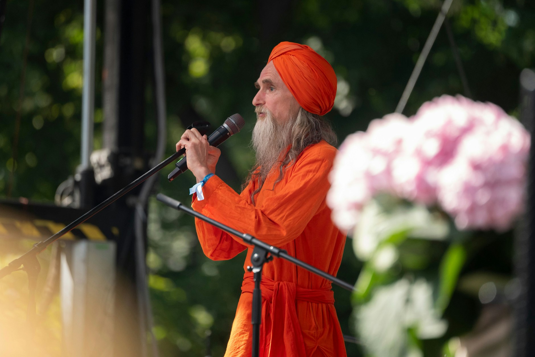 Ein Mann leitete eine Meditation an.