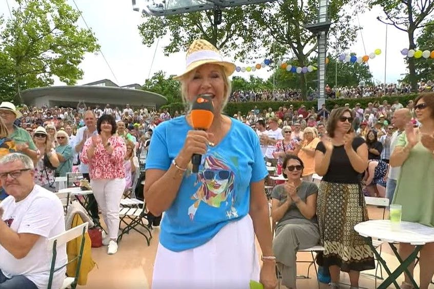 „Ist heute wieder Bad-Taste-Party?“ Online gibt es für Kiewels Outfit viel Spott.