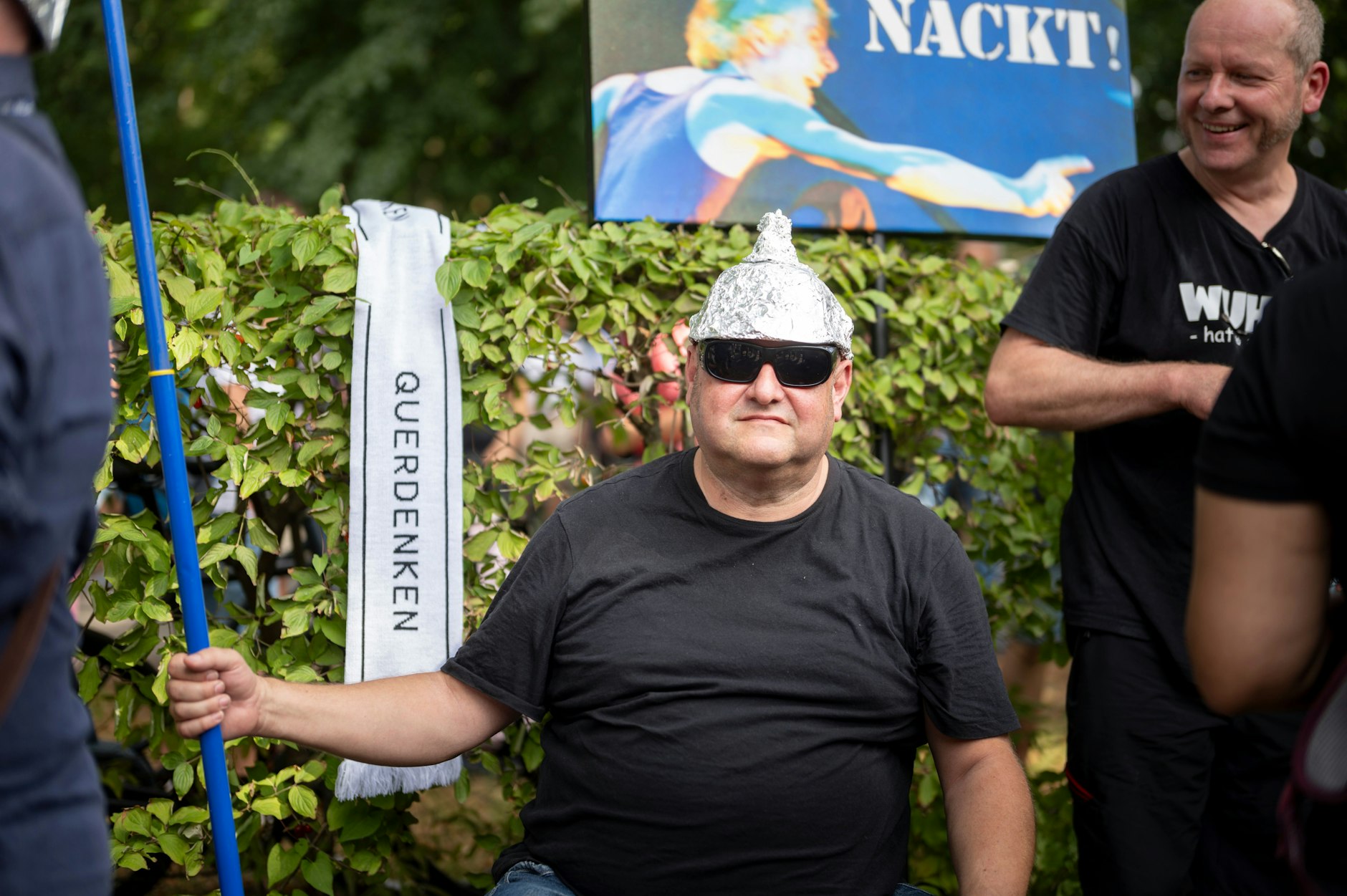 Auch Menschen mit Aluhüten waren unter den Demonstranten.