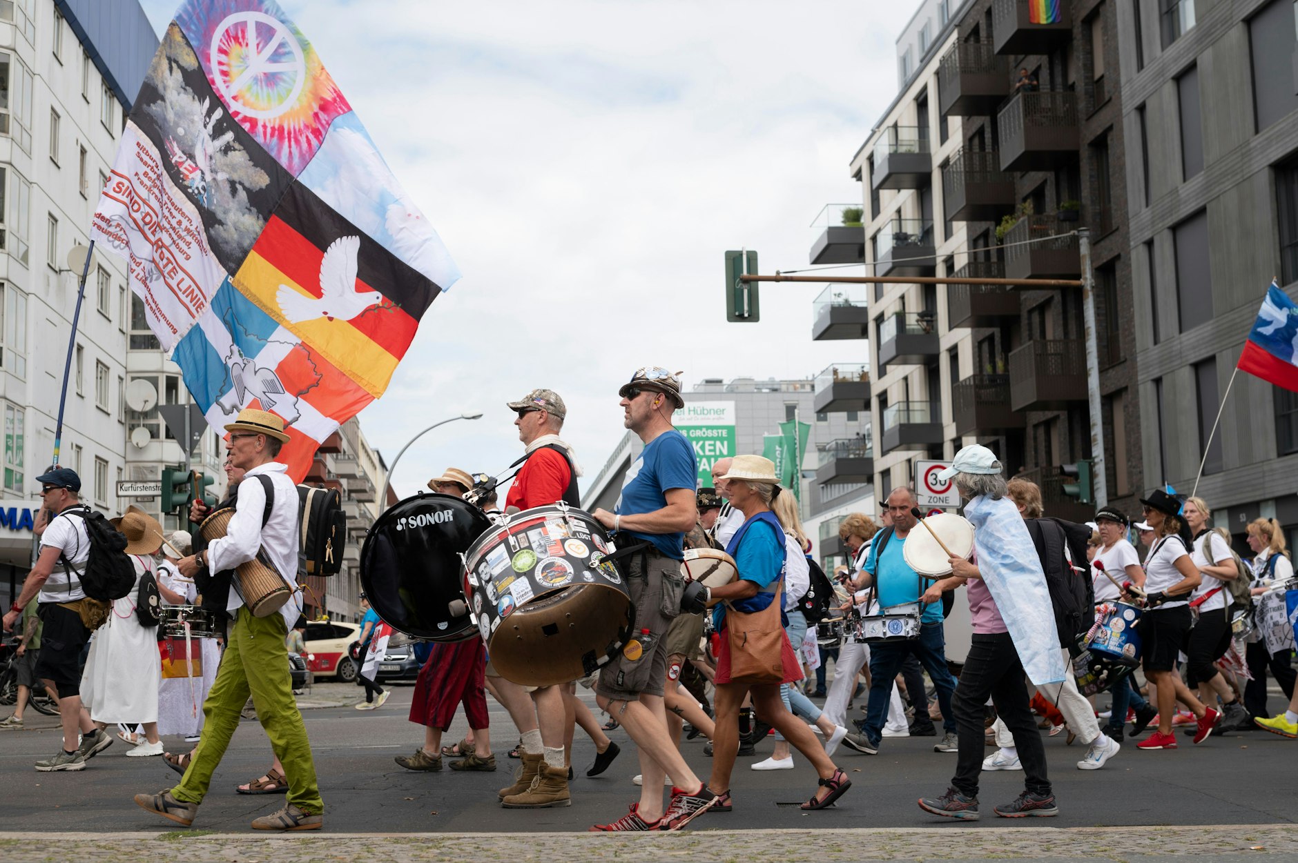Laut Polizei waren am Samstag 12.000 Menschen unterwegs, die für Frieden und eine Corona-Aufarbeitung demonstrierten.