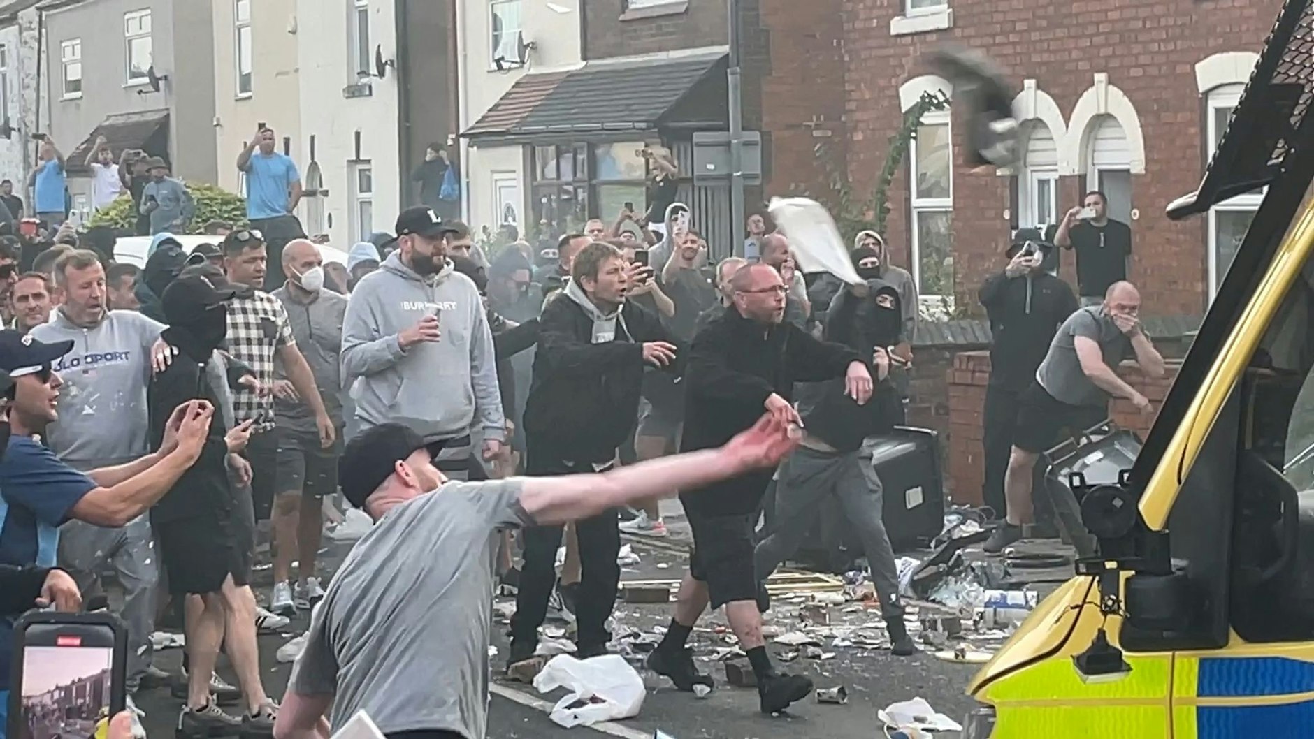 Seit Tagen kommt es immer wieder zu rassistischen Ausschreitungen in britischen Städten.