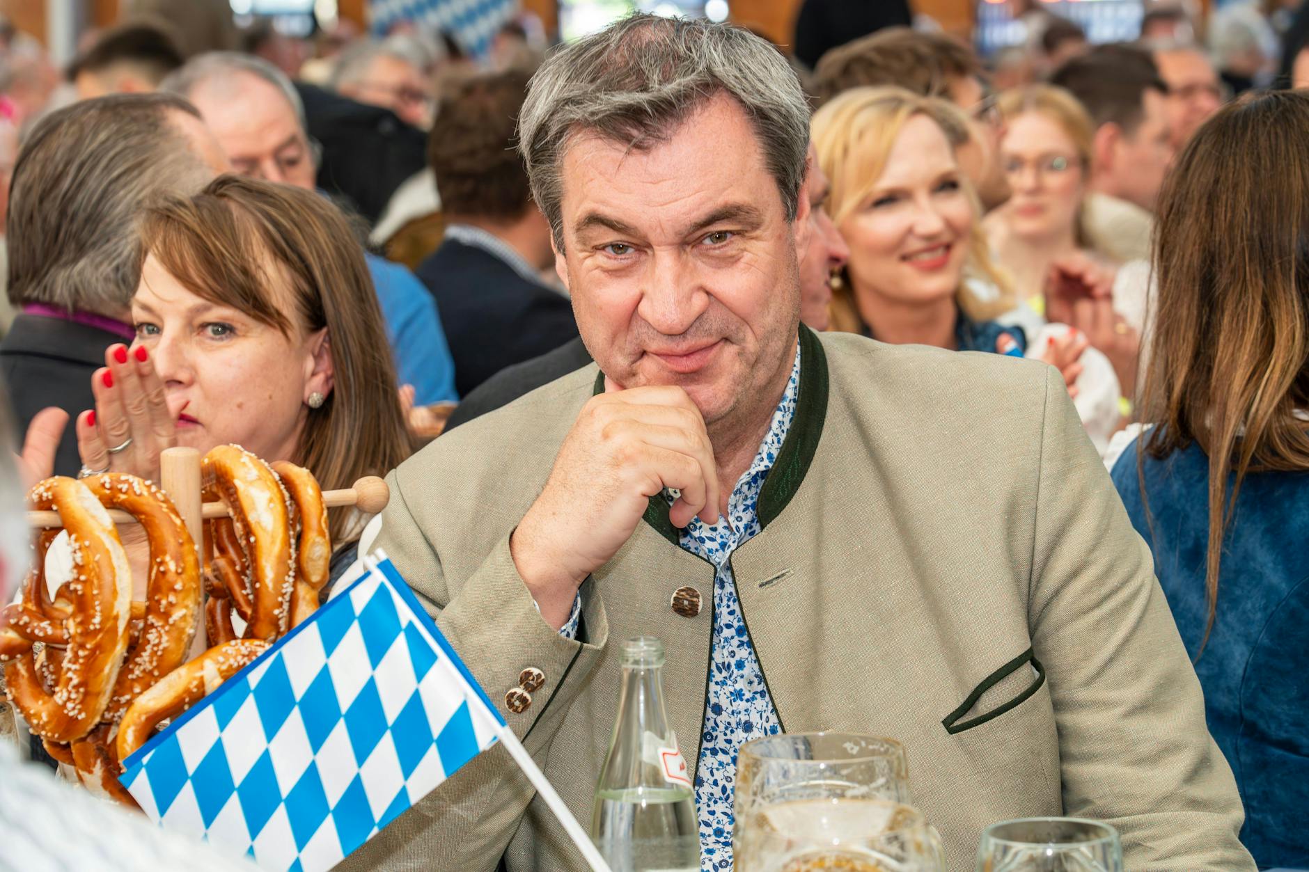 Da fühlt er sich wohl: Markus Söder posiert Mitte Mai auf einem Volksfest in Bayern.