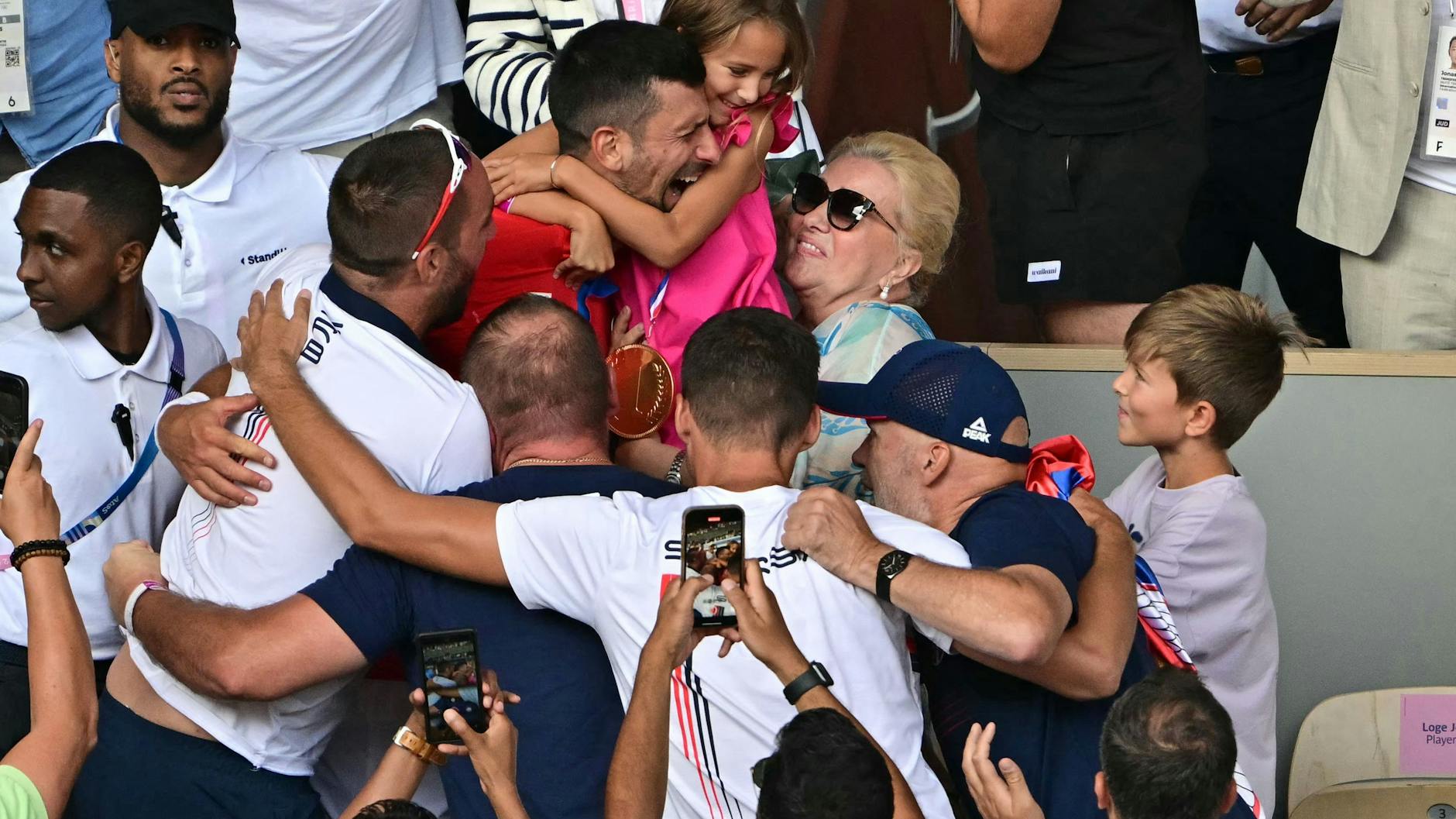 Novak Djokovic feiert nach seinem Olympiasieg mit Tochter Tara, seiner Familie und den Betreuern. 