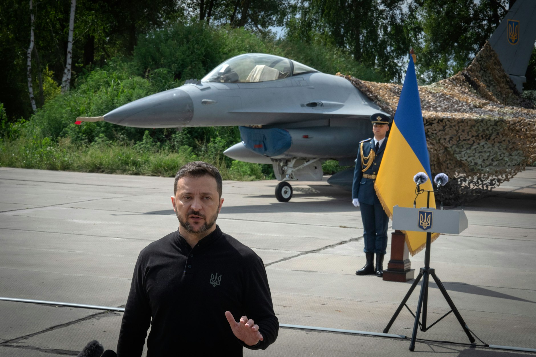 Der ukrainische Präsident Wolodymyr Selenskyj hat die ersten Kampfflugzeuge F-16 aus amerikanischer Produktion im Dienst seiner Luftwaffe vorgestellt.