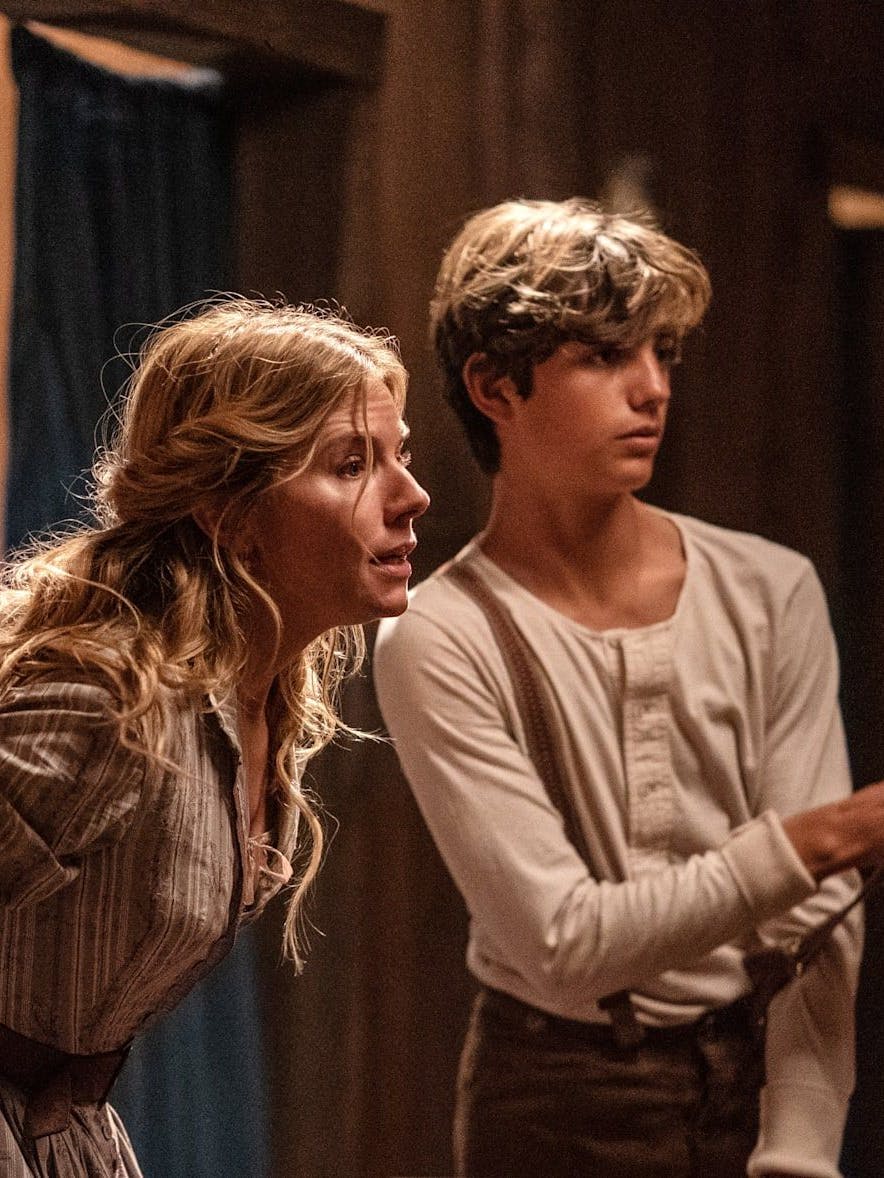 Costners Sohn Hayes (15) spielt in „Horizon“ ebenfalls mit. Hier an der Seite von Sienna Miller.