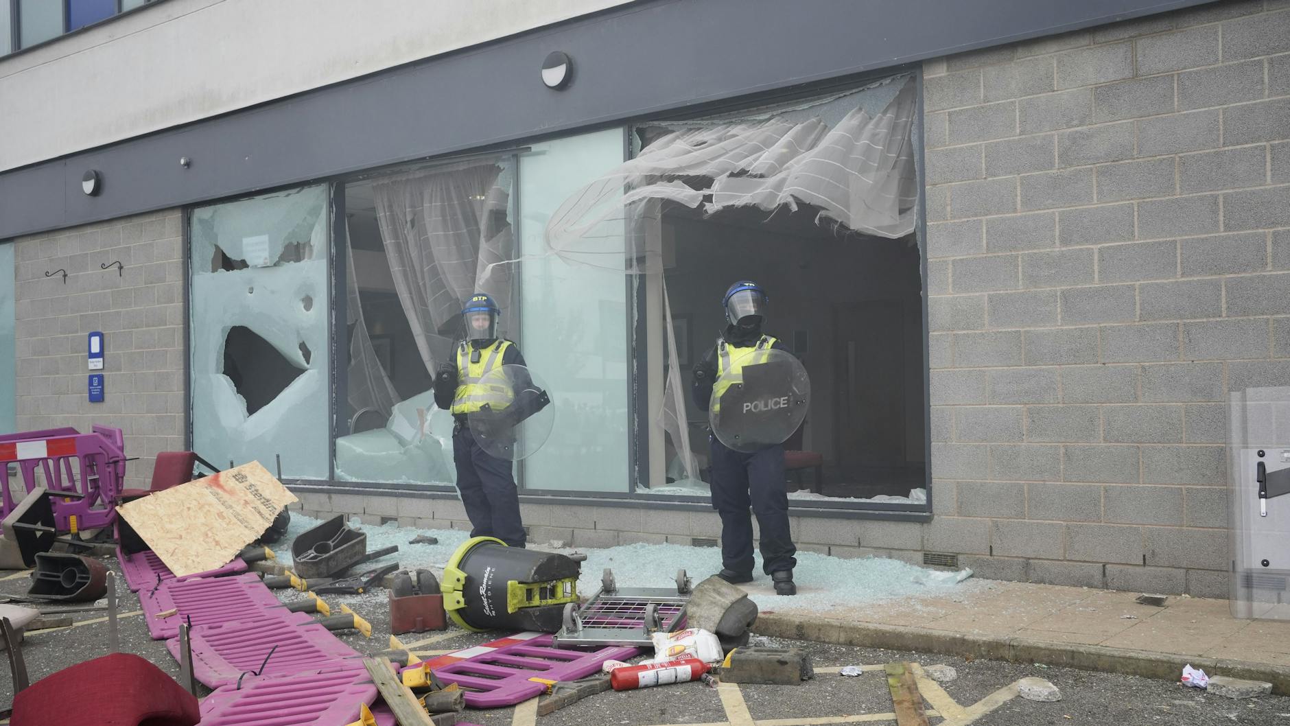 Polizisten schützen eine Asylbewerberunterkunft in Rotherham, die von Rechtsextremen angegriffen wurde.