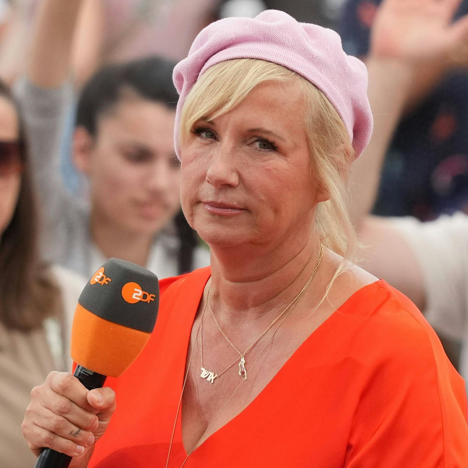 Berliner Moderatorin Andrea Kiewel für Outfit verspottet: „Soll das Taylor Swift sein?“