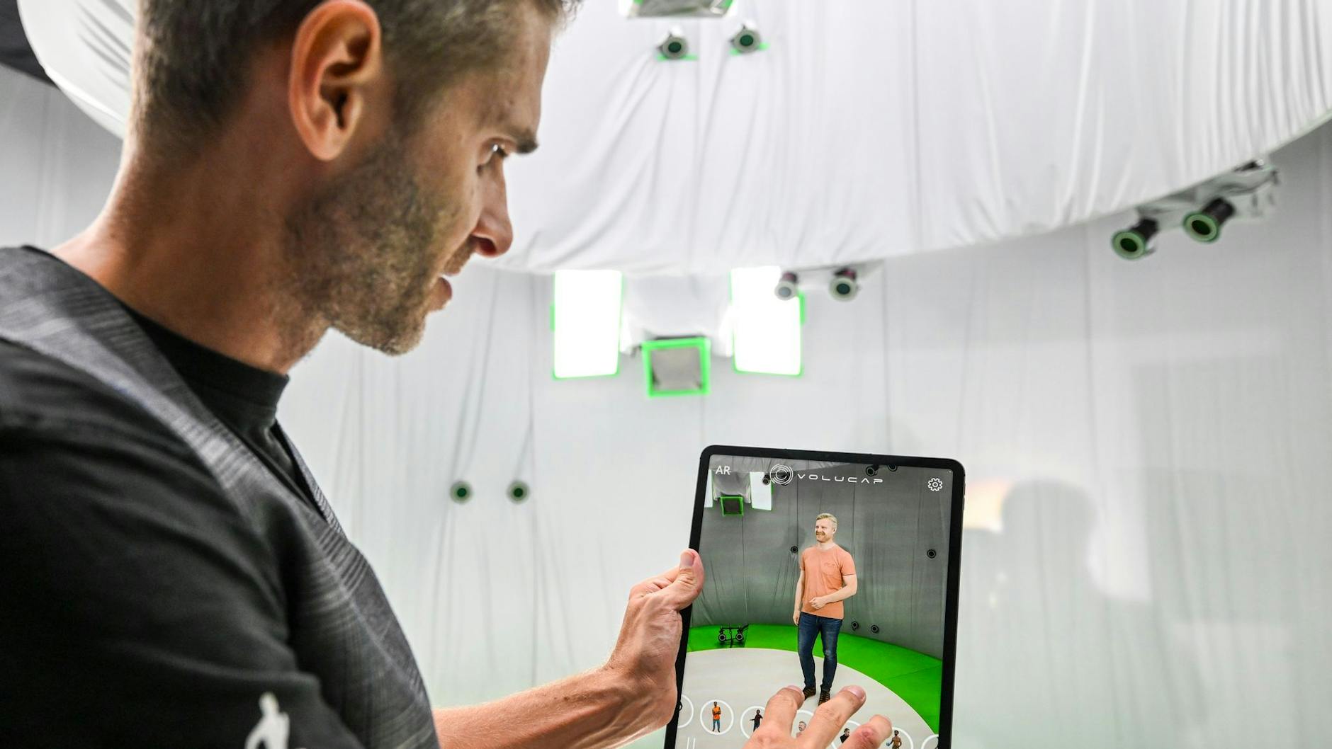Sven Bliedung von der Heide, Geschäftsführer von Volucap, zeigt im Volucap-Studio einen hier dreidimensional eingescannten Menschen.
