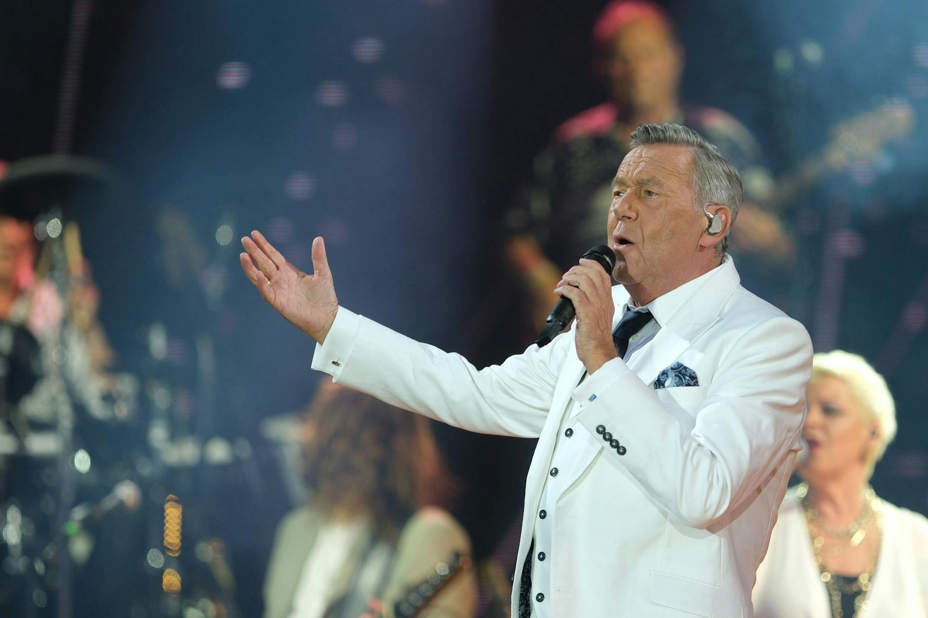 Roland Kaiser beim Konzert „Kaisermania“ am Elbufer in Dresden. Insgesamt vier Shows gab es, die letzte übertrug der MDR.