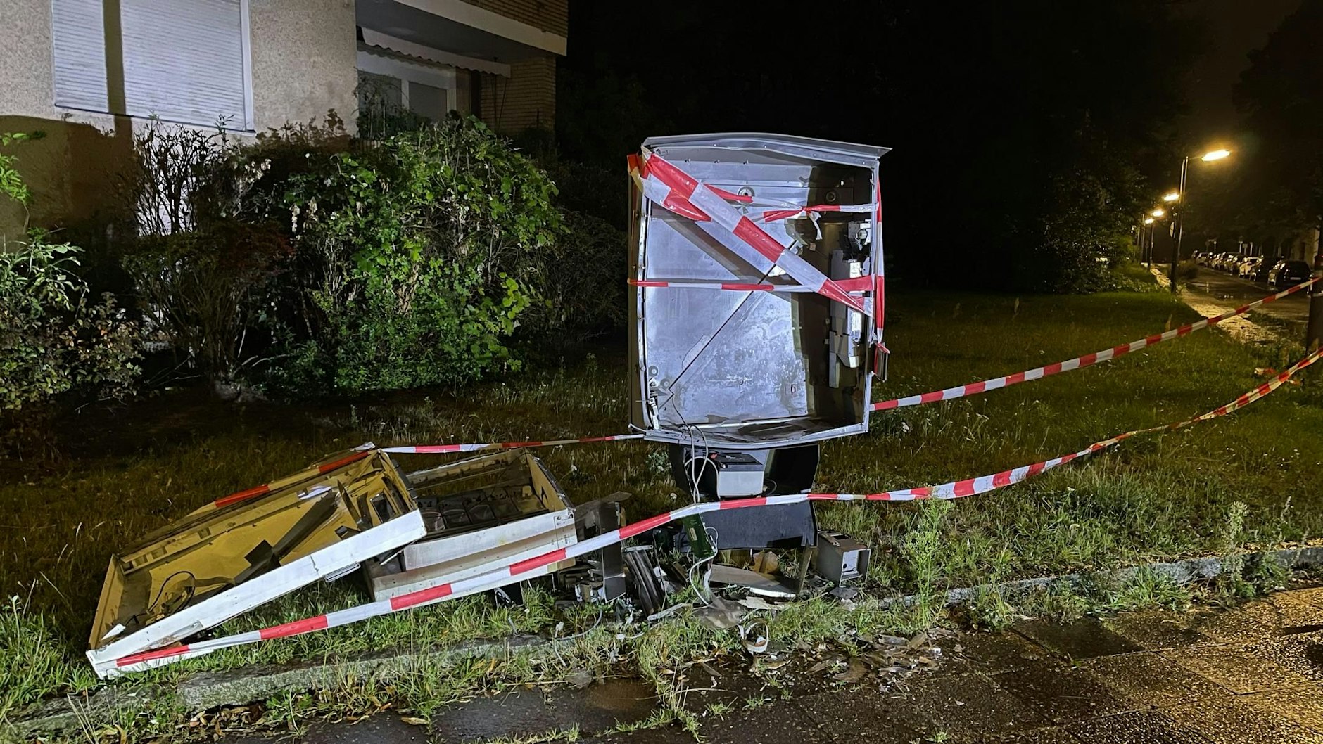 Die traurigen Reste des Zigarettenautomaten. Hier werden vorerst keine Glimmstengel mehr verkauft.