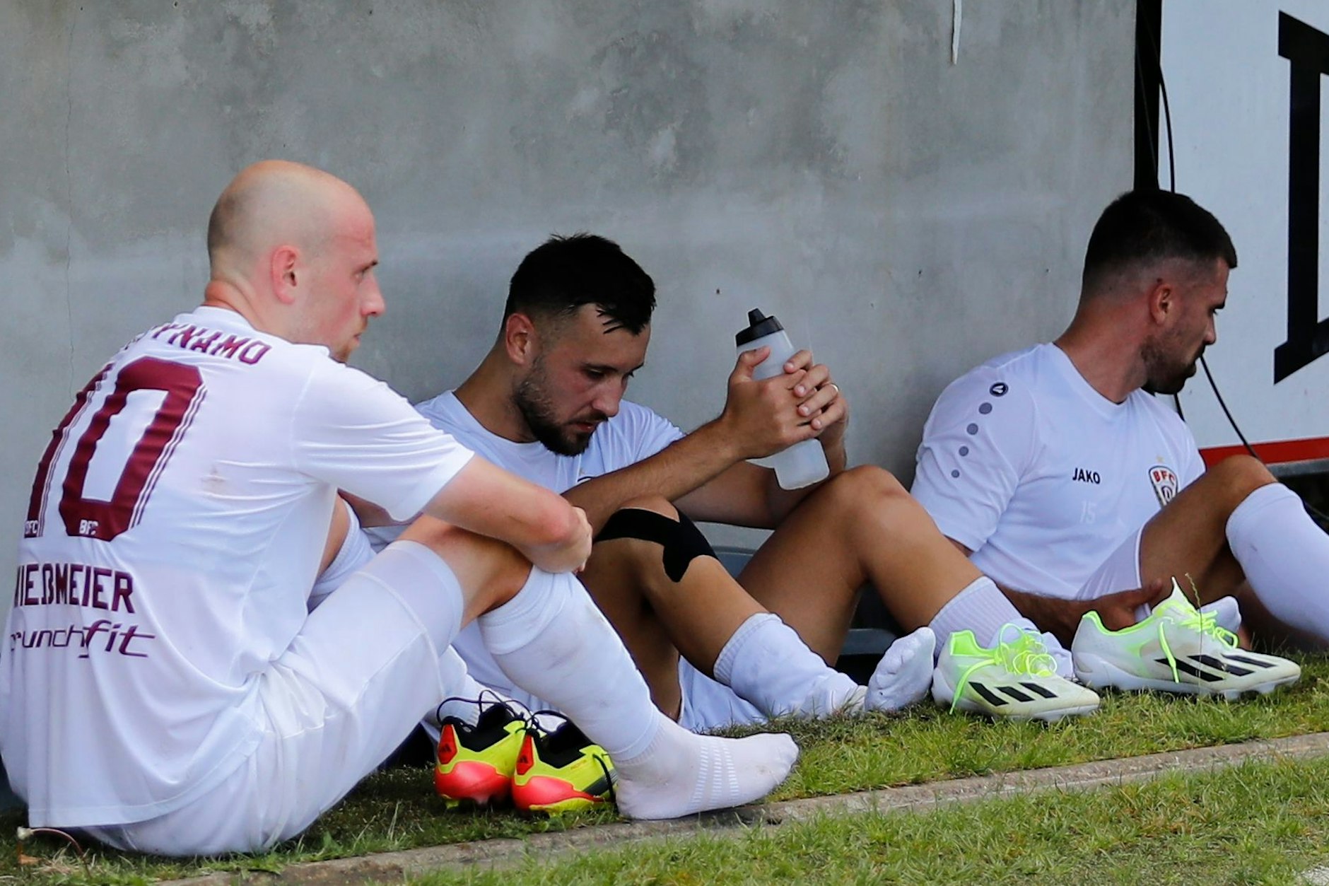 Die BFC-Spieler Julian Wießmeier, Rufat Dadashov und David Haider (v. l.) nach dem Abpfiff in Babelsberg, die drei kennen das mit den späten Gegentoren genau.