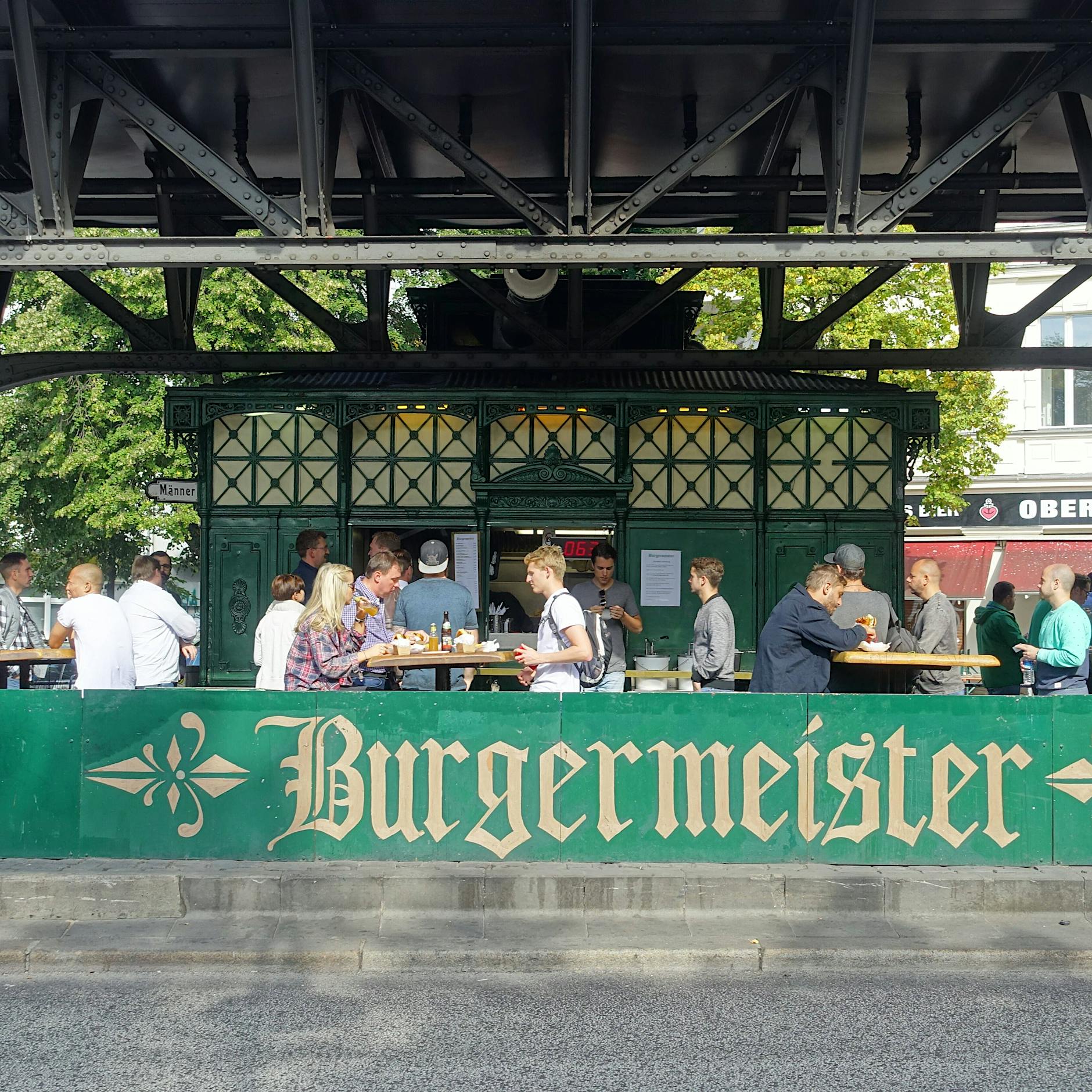 Berlins bester Burger? Sternekoch Tim Raue empfiehlt umstrittenen Imbiss Burgermeister