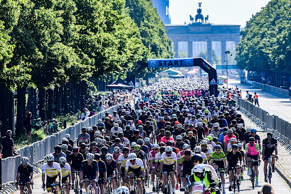 Das Velo-City-Radrennen durch Berlin: Über 10.000 Radler sind dabei.