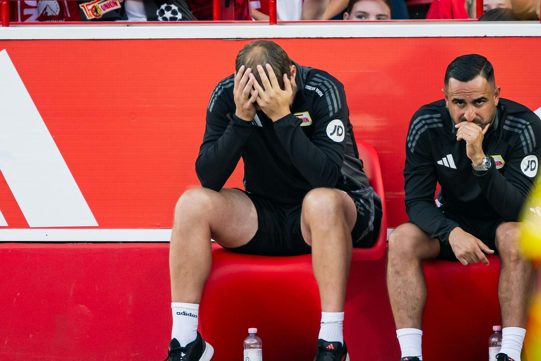 Bo Svensson mag gar nicht mehr hinschauen. Der Trainer des 1. FC Union fasst sich im Testspiel gegen Olympique Lyon mit beiden Händen an den Kopf.