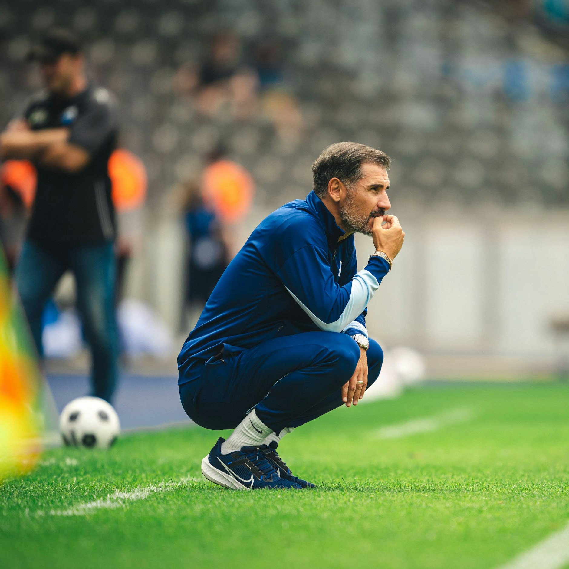 Herthas neuer Trainer Cristian Fiel grübelt an der Seitenlinie, wie er sein Team auf Trab bringen kann.