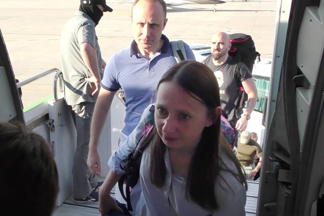 Artem Dultsev und Anna Dultseva nach der Freilassung auf dem Weg nach Moskau.