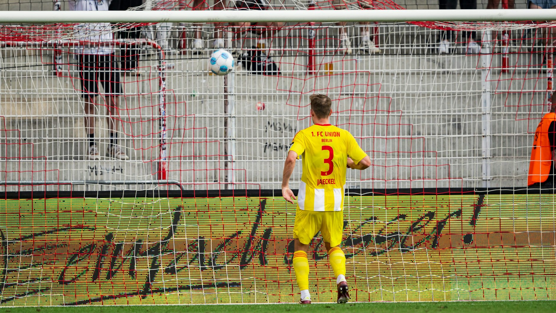 Paul Jaeckel vom 1. FC Union allein vorm eigenen Tor, der Ball zappelt zum dritten Mal i Netz.