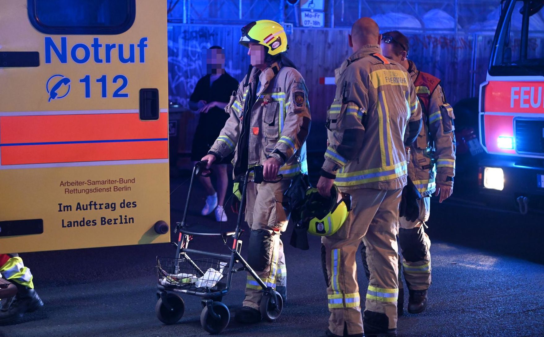 Mann stürzt samt Rollator ins Gleisbett