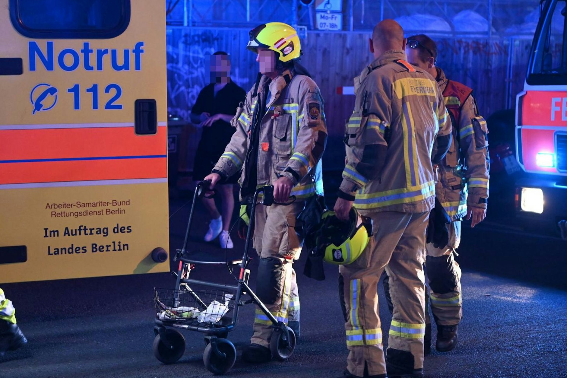 Die Berliner Feuerwehr holte den Mann und seinen Rollator aus den Gleisen.&nbsp;