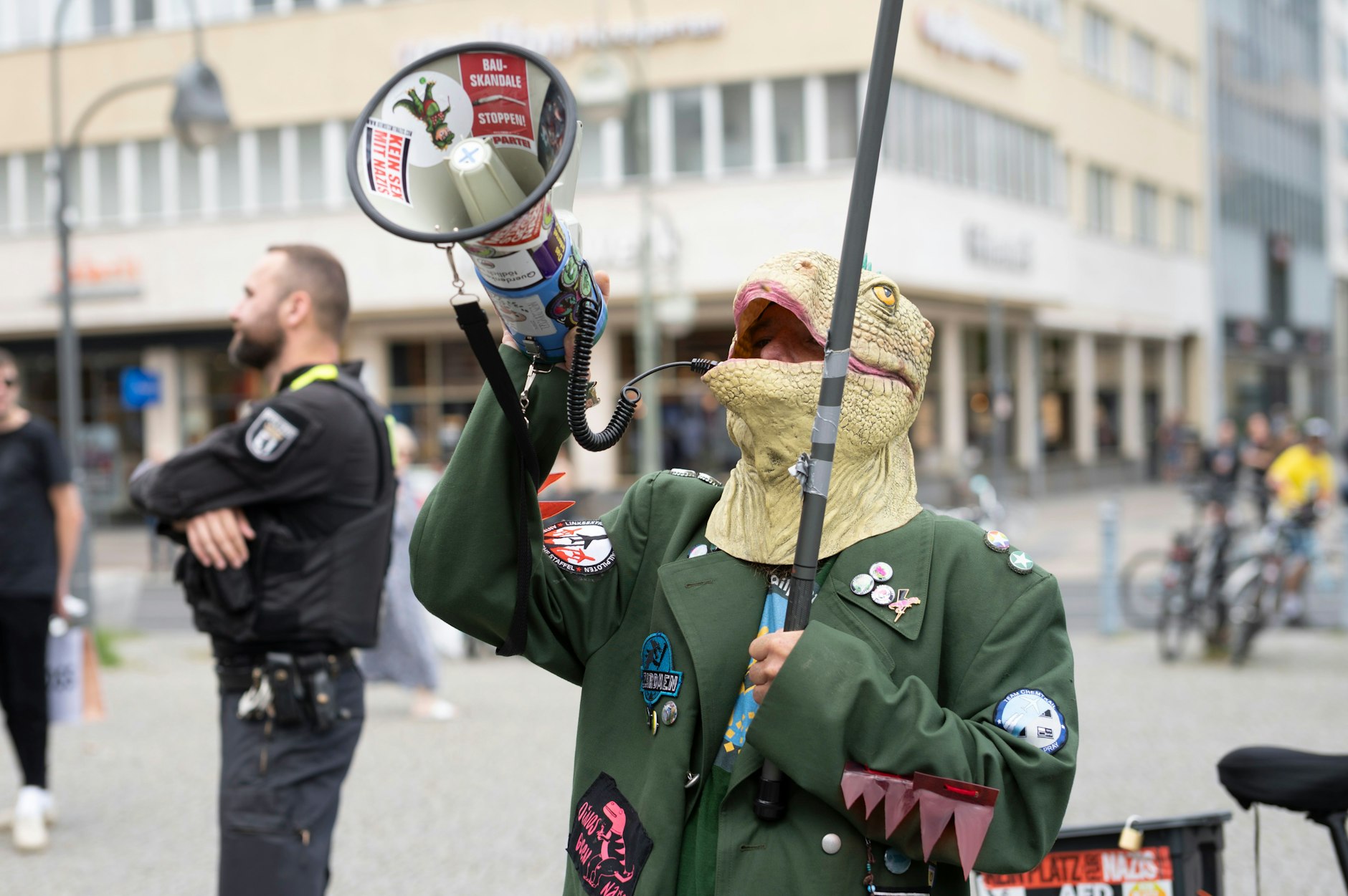 Ein Gegendemonstrant, verkleidet als Echsenmensch.