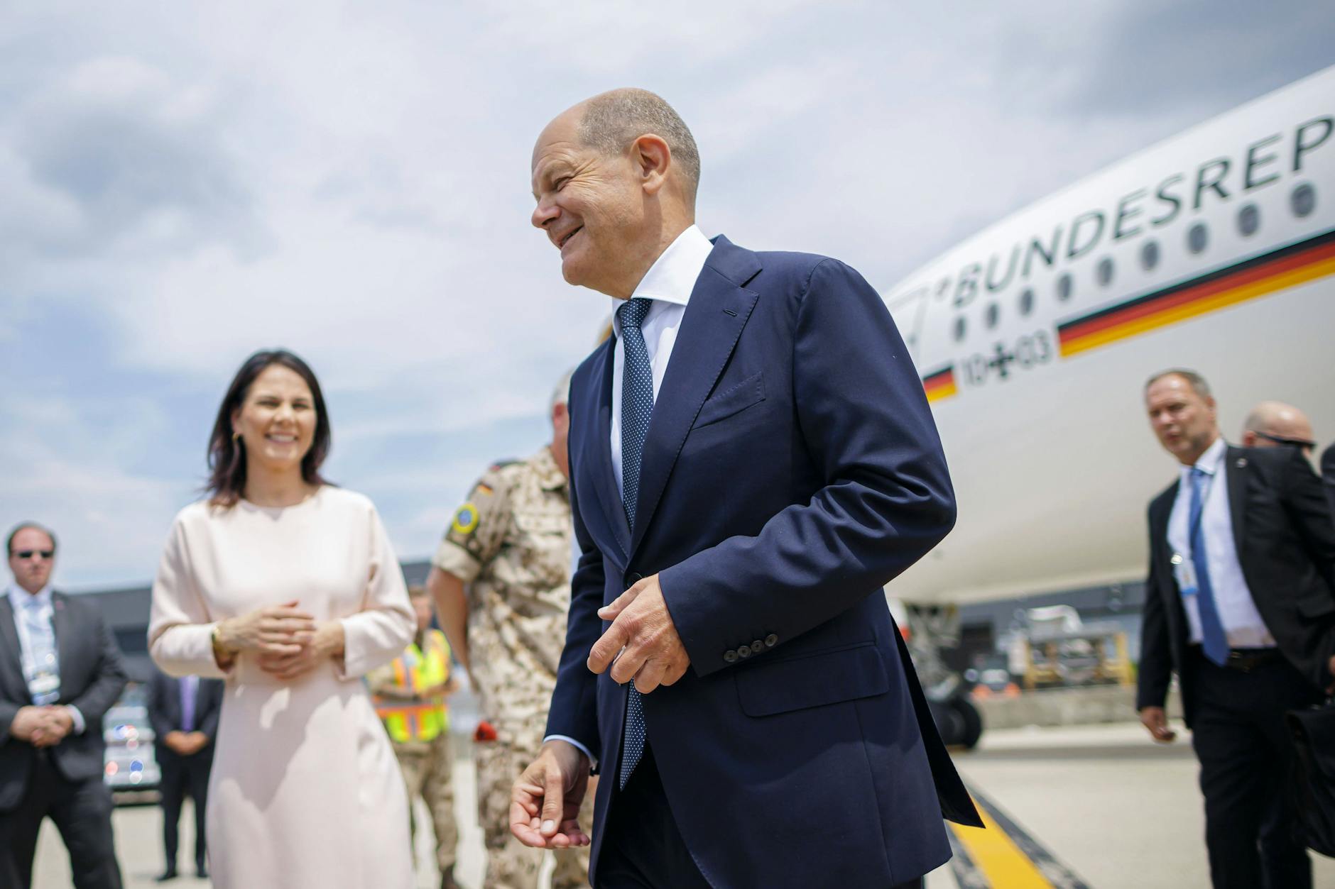 Wenige Tage nach dem spektakulären Gefangenenaustausch fragen sich viele Beobachter: Hätte Nawalny vielleicht gerettet werden können, wenn die Bundesregierung den sogenannten Tiergartenmörder früher an Russland ausgehändigt hätte?