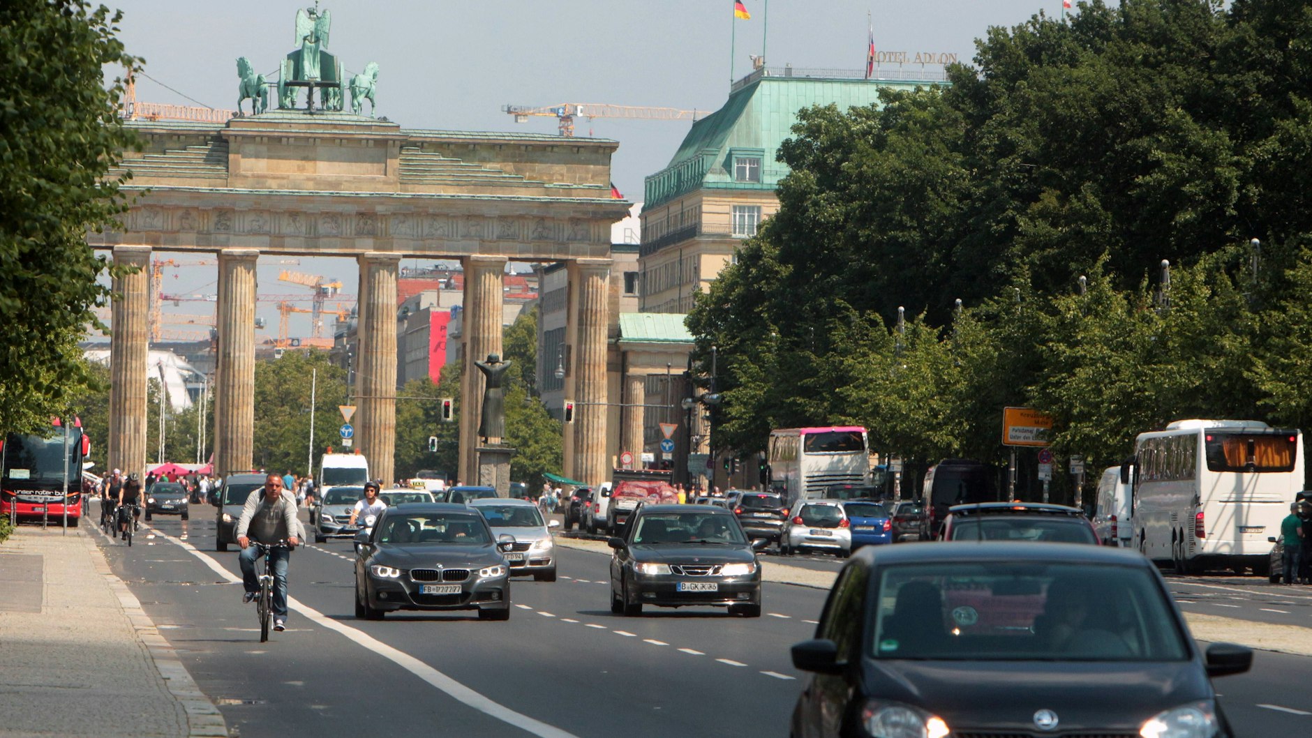 Der Autoverkehr rollt wieder auf der Straße des 17. Juni. An insgesamt 150 Tagen ist die Meile allein in diesem Jahr wegen Großveranstaltungen und Demos gesperrt.&nbsp;
