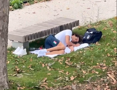 Olympia-Schwimmer Thomas Ceccon schläft in Park – so schlimm ist es im Olympischen Dorf in Paris