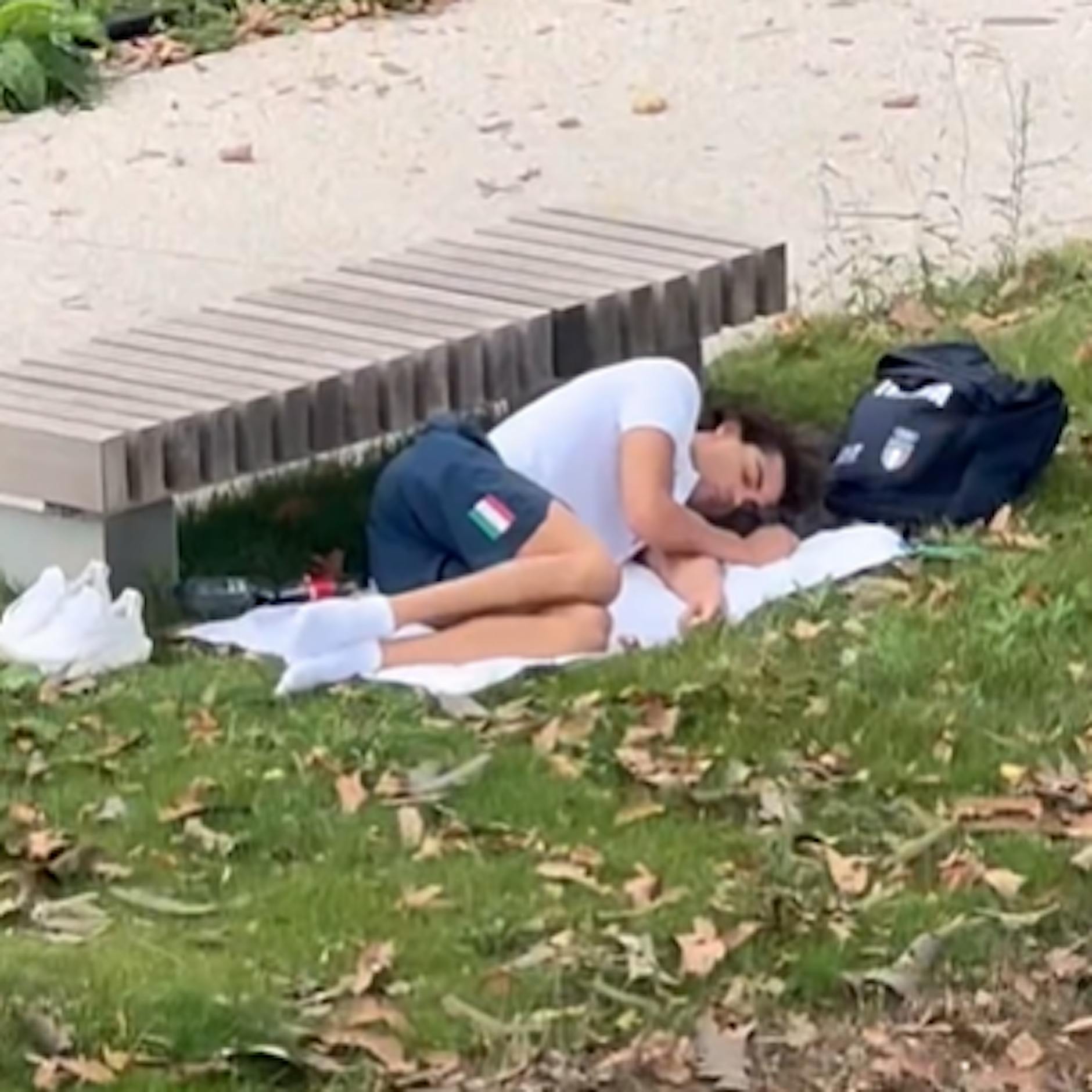 Olympia-Schwimmer Thomas Ceccon schläft in Park – so schlimm ist es im Olympischen Dorf in Paris