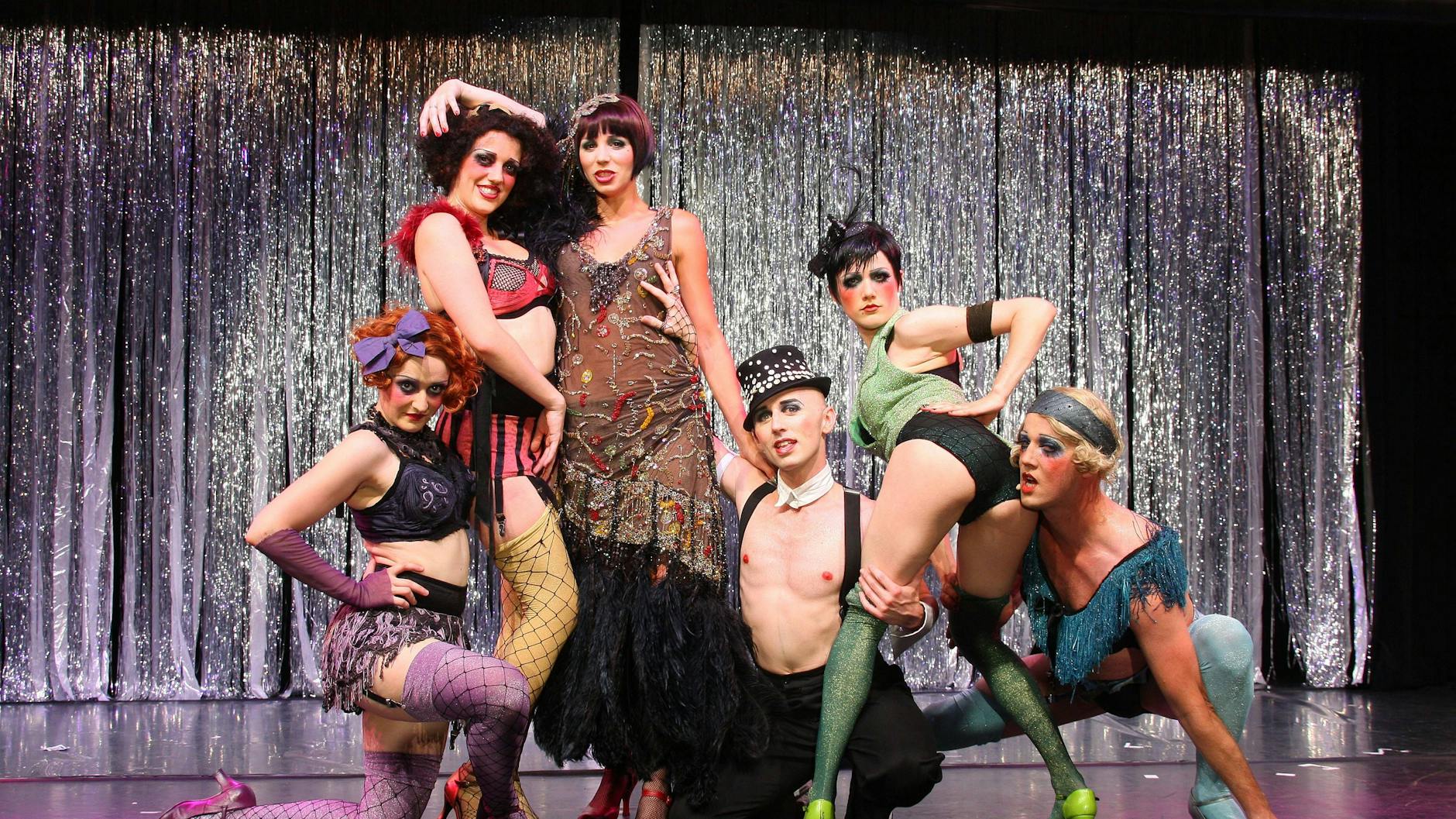 Starke Truppe von einst: Sophie Berner als Sally Bowles mit Michael Kargus als Conferencier (Bildmitte v.l.) mit den Kit-Kat-Girls im Berlin-Musical „Cabaret“.