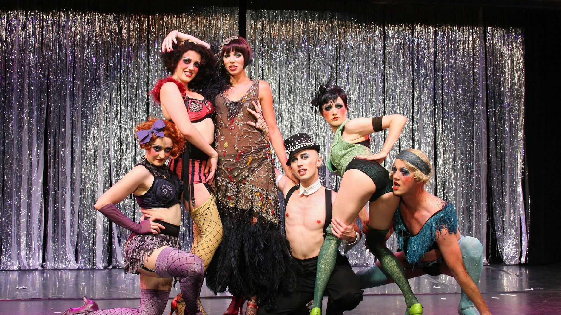 Starke Truppe von einst: Sophie Berner als Sally Bowles mit Michael Kargus als Conferencier (Bildmitte v.l.)  mit den Kit-Kat-Girls im Berlin-Musical „Cabaret“.