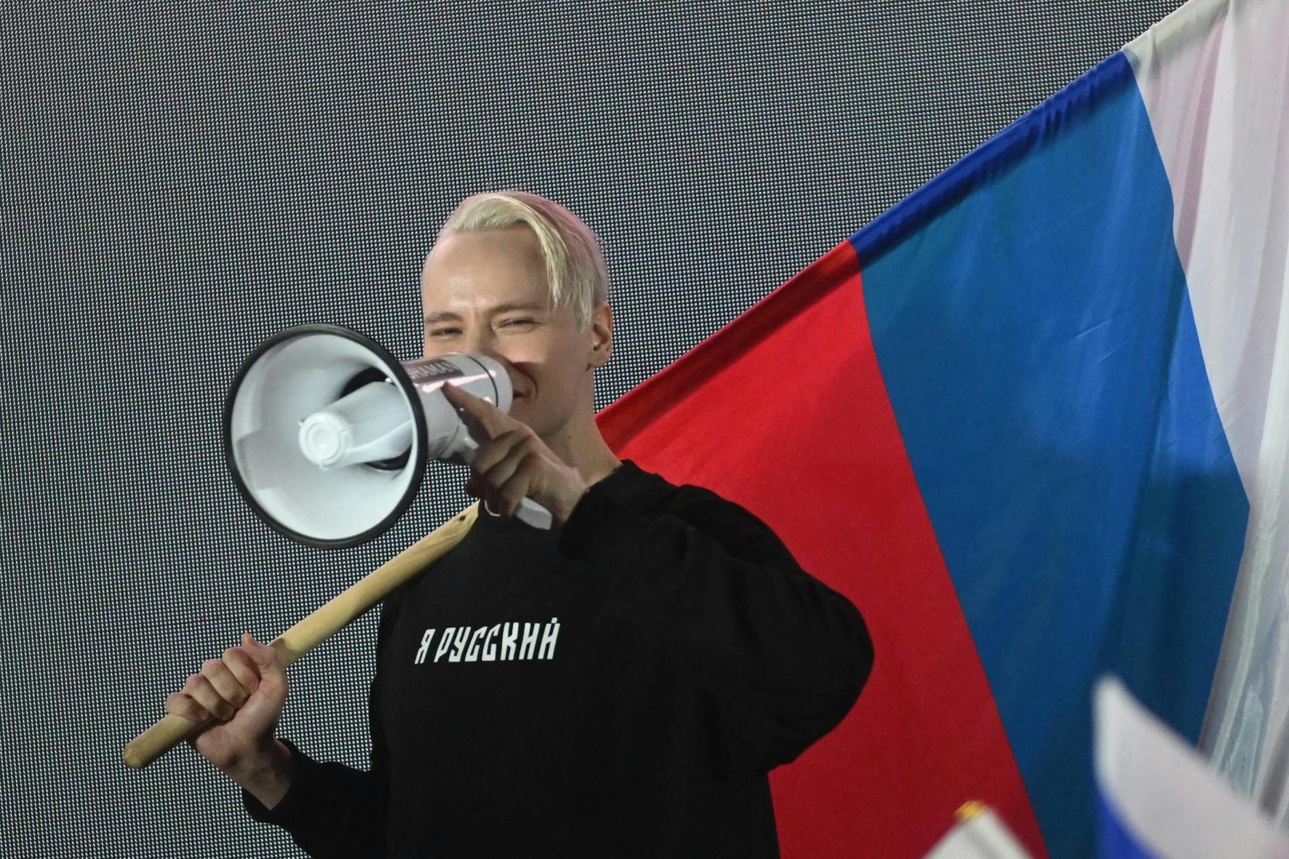 Der russische Sänger Shaman Yaroslav Dronov protestiert vor der amerikanischen Botschaft in Moskau gegen die Blockade von YouTube.