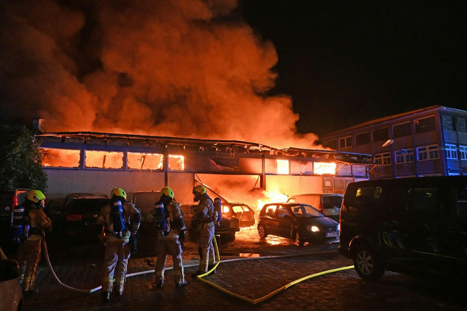 Ein Feuer hat in der Nacht eine Autowerkstatt in Hohenschönhausen zerstört.